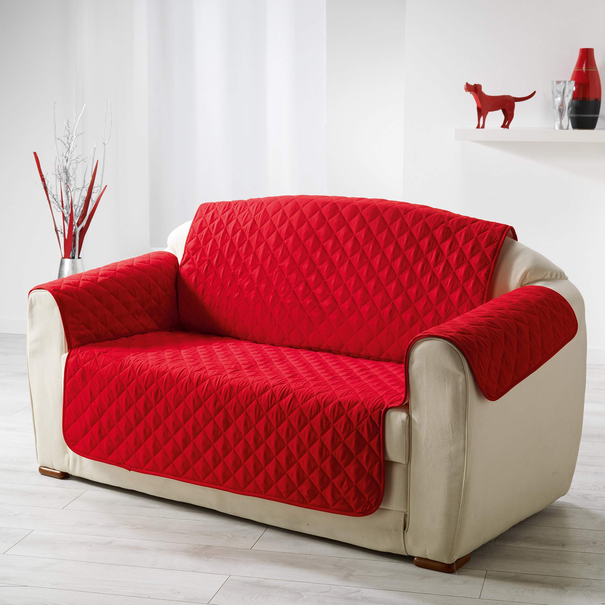 DOUCEUR D'INTERIEUR 223 x 179 cm Microfibre Uni Club Quilted Sofa Cover, Rouge