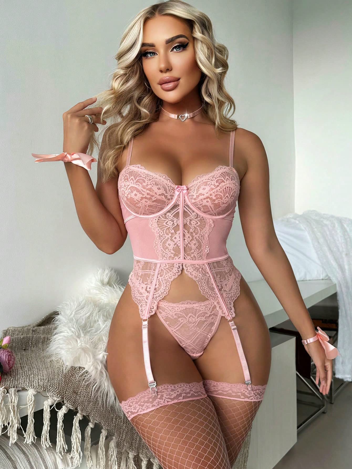 WDIRARA Women's Sexy Lingerie Set Floral Lace Garter Bustier Lingerie Set with 1Pair Fishnet Stocking