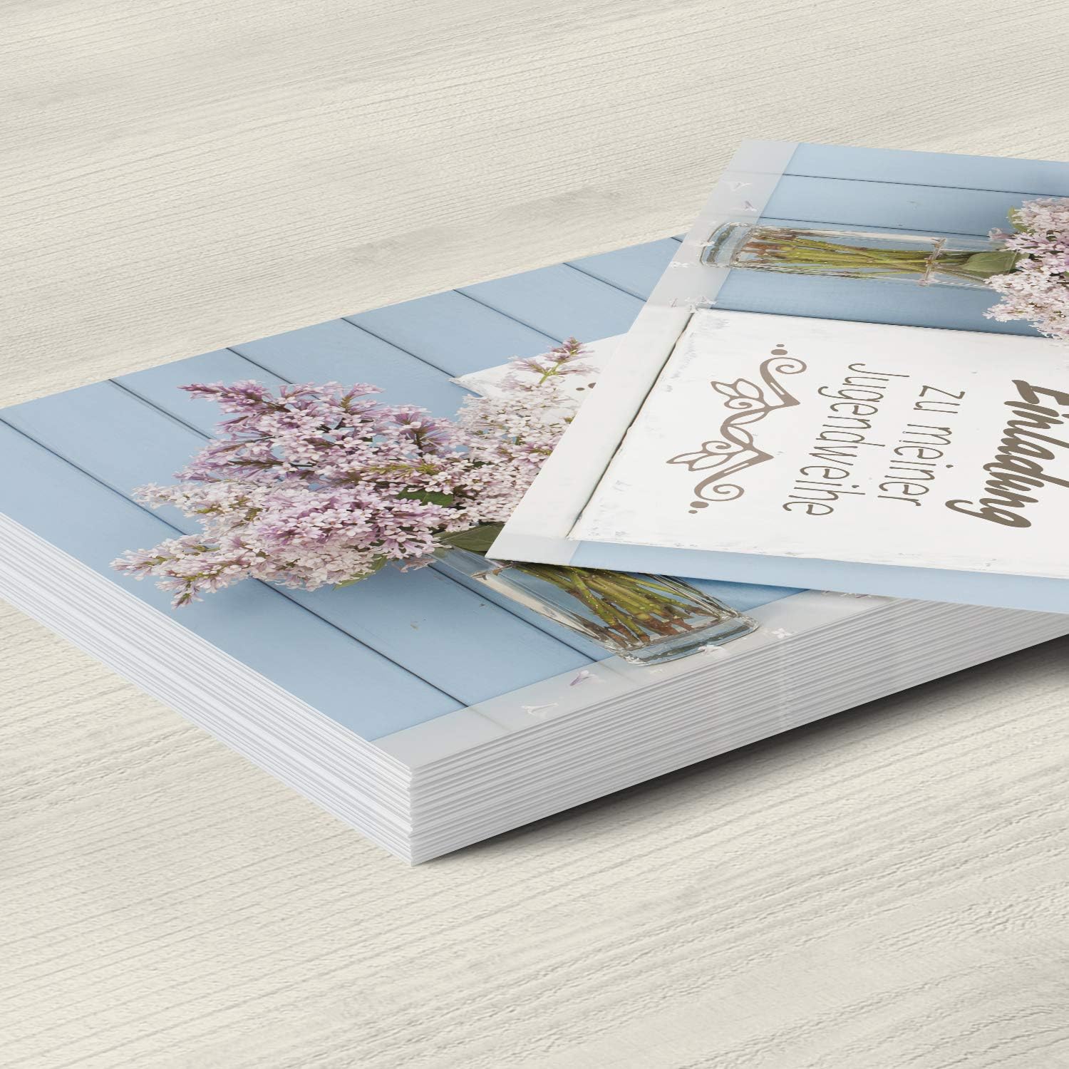 Mädchen mit Einladungskarte