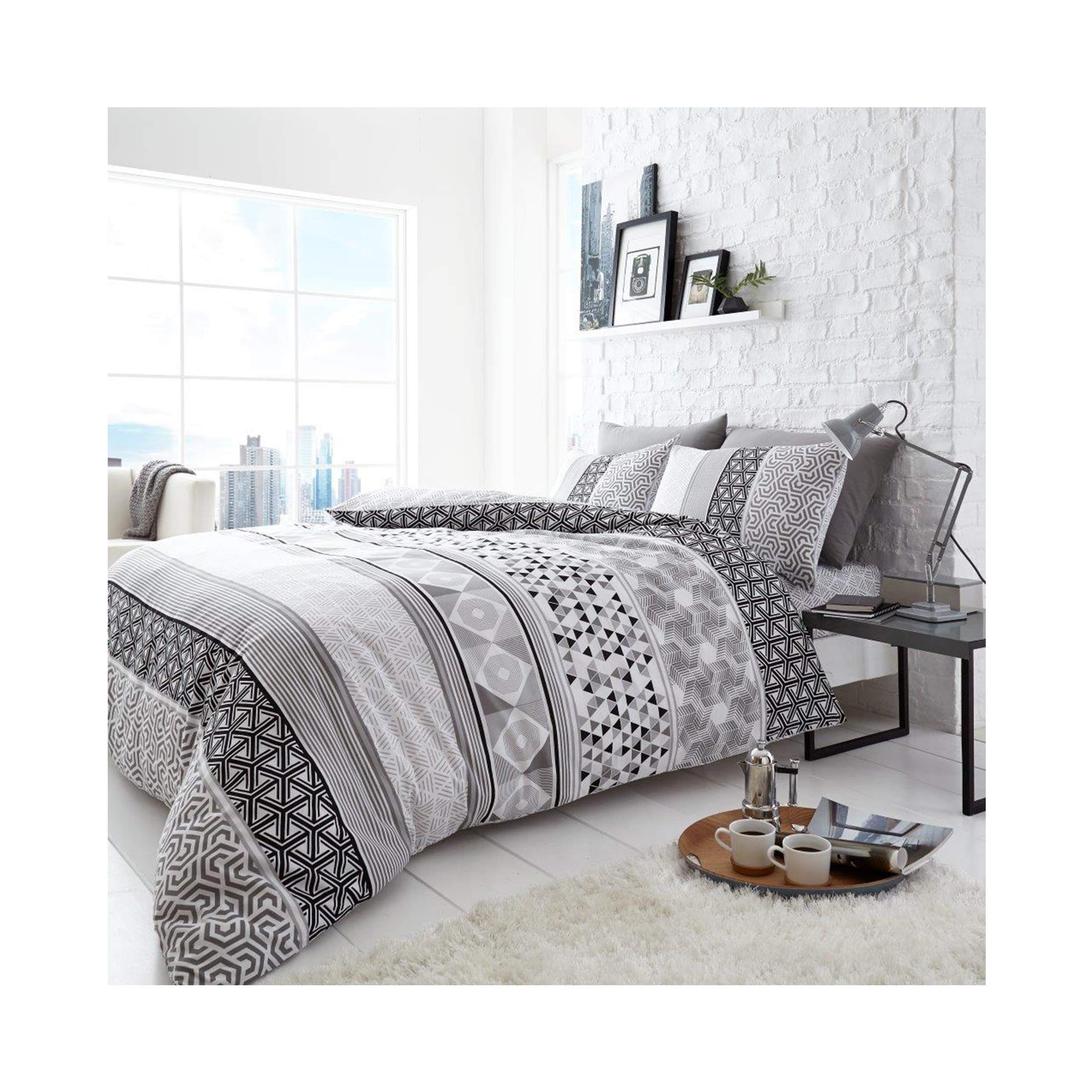 Luxurious Helsby Bed Set with Duvet Cover and Pillow Cases, Polyester-Cotton, Mono, King