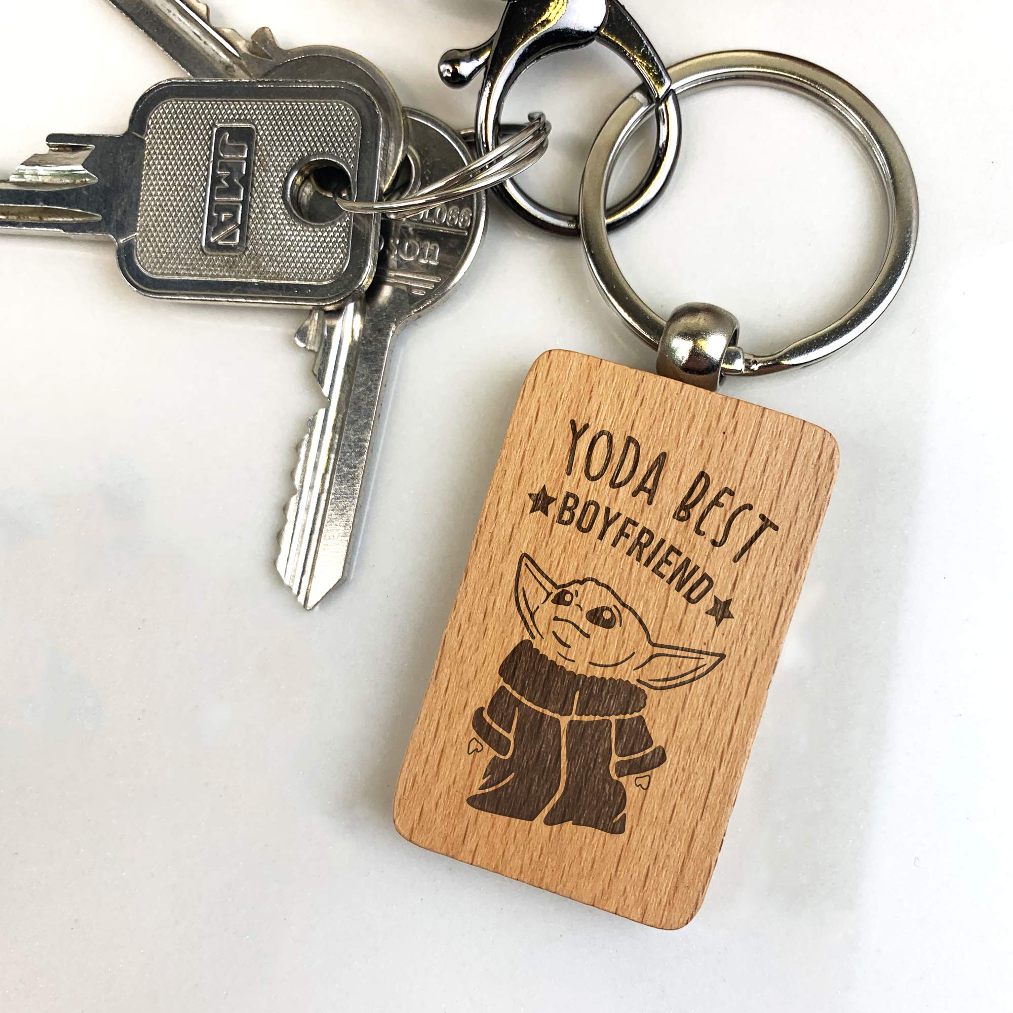 eBuyGB Personalised Wooden Rectangle Keyring, Star Wars Themed Engraved Baby Yoda Keychain, Funny Gifts for Partner (Yoda Best Boyfriend)