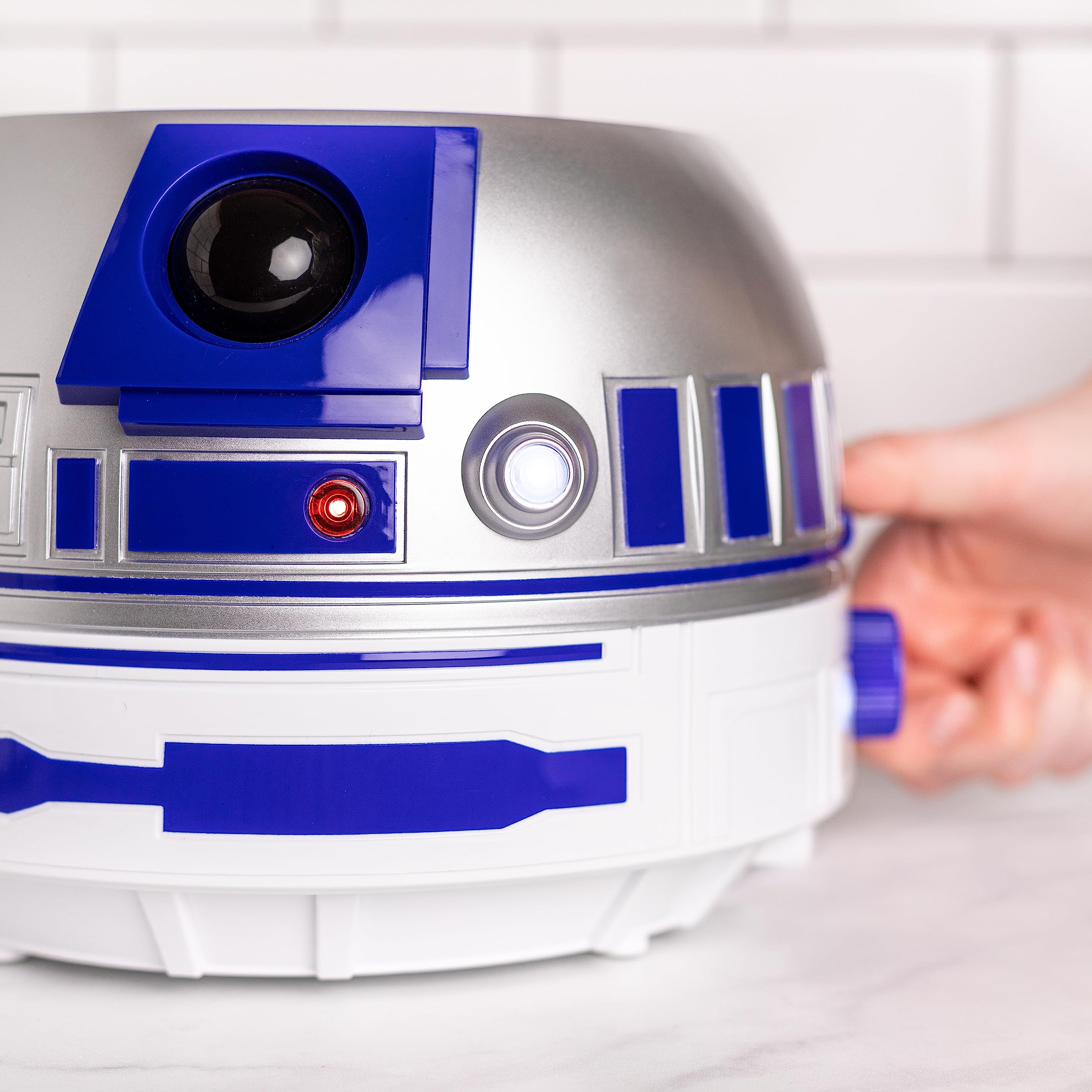 Tostadora de lujo Star Wars R2D2 de Uncanny Brands: se ilumina y suena como Artoo