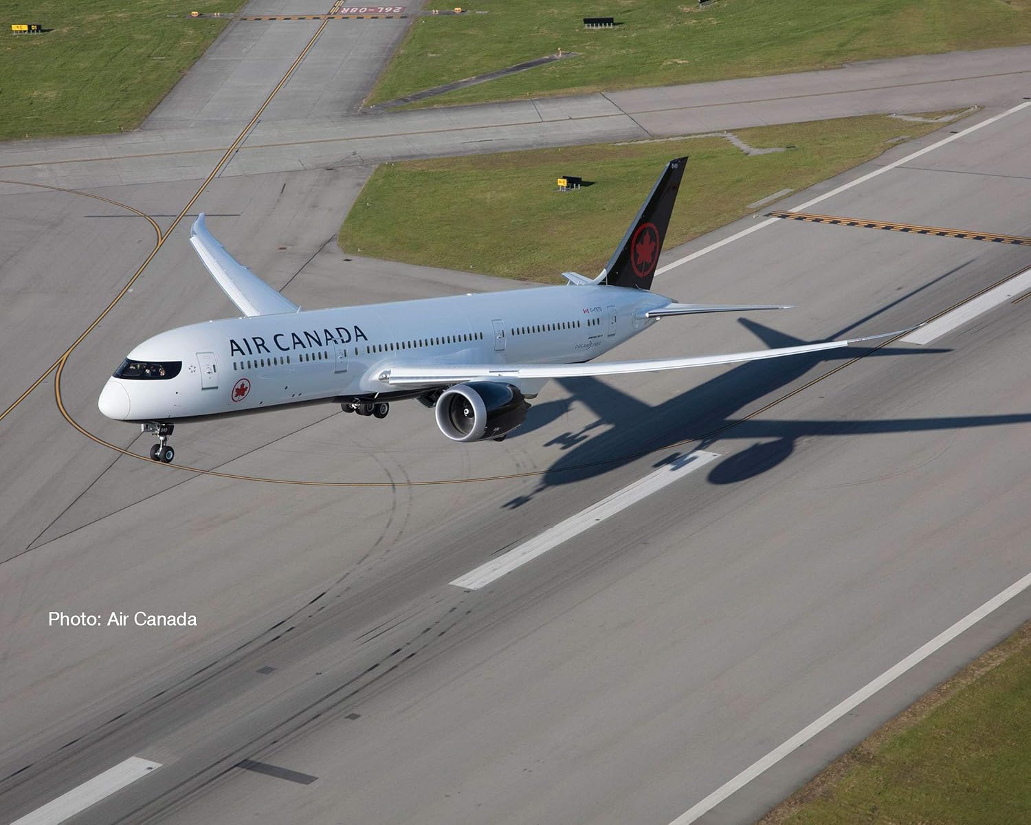 herpa Snap-Fit airplane model Air Canada's Boeing 787-9 Dreamliner on scale of 1:200, plastic miniature with pedastal