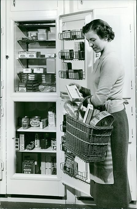 Vintage foto de una mujer poner los alimentos en nevera.: Amazon ...