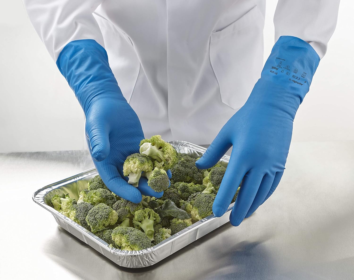 перчатки для готовки еды. перчатки кондитерские. повар в перчатках. перчатки для готовки еды. резиновые перчатки на руках.