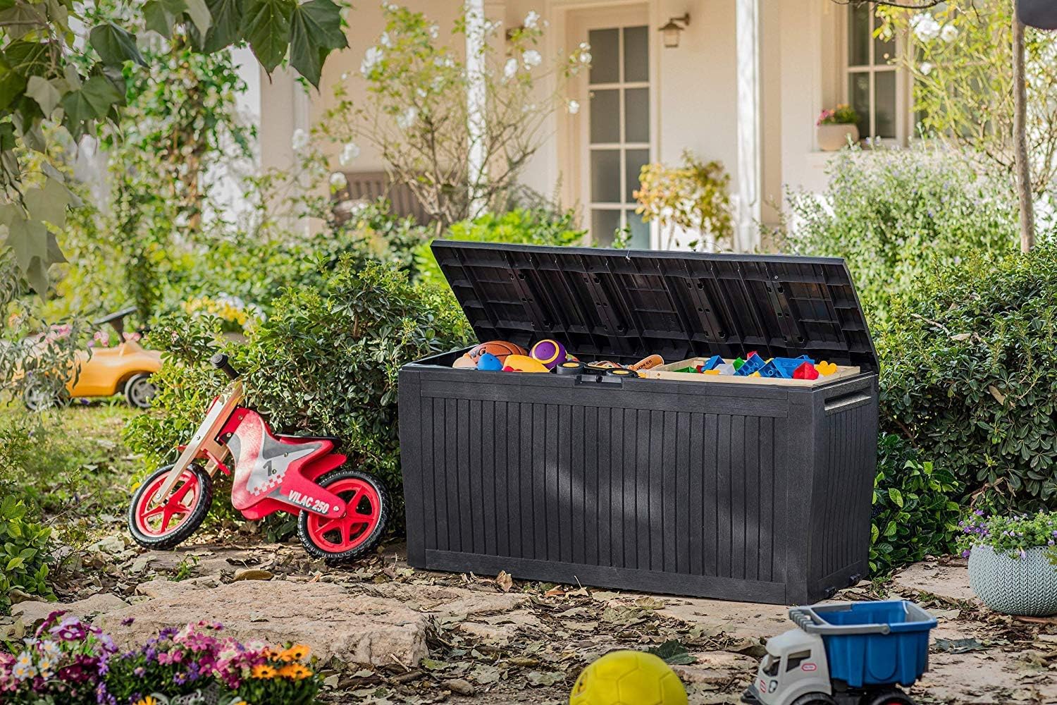 Koll Living Auflagenbox/Kissenbox 270 Liter Farbe : Graphit l 100% Wasserdicht l mit Belüftung dadurch kein übler Geruch/Schimmel l Moderne Holzoptik l Deckel belastbar bis 250 KG (2 Personen)