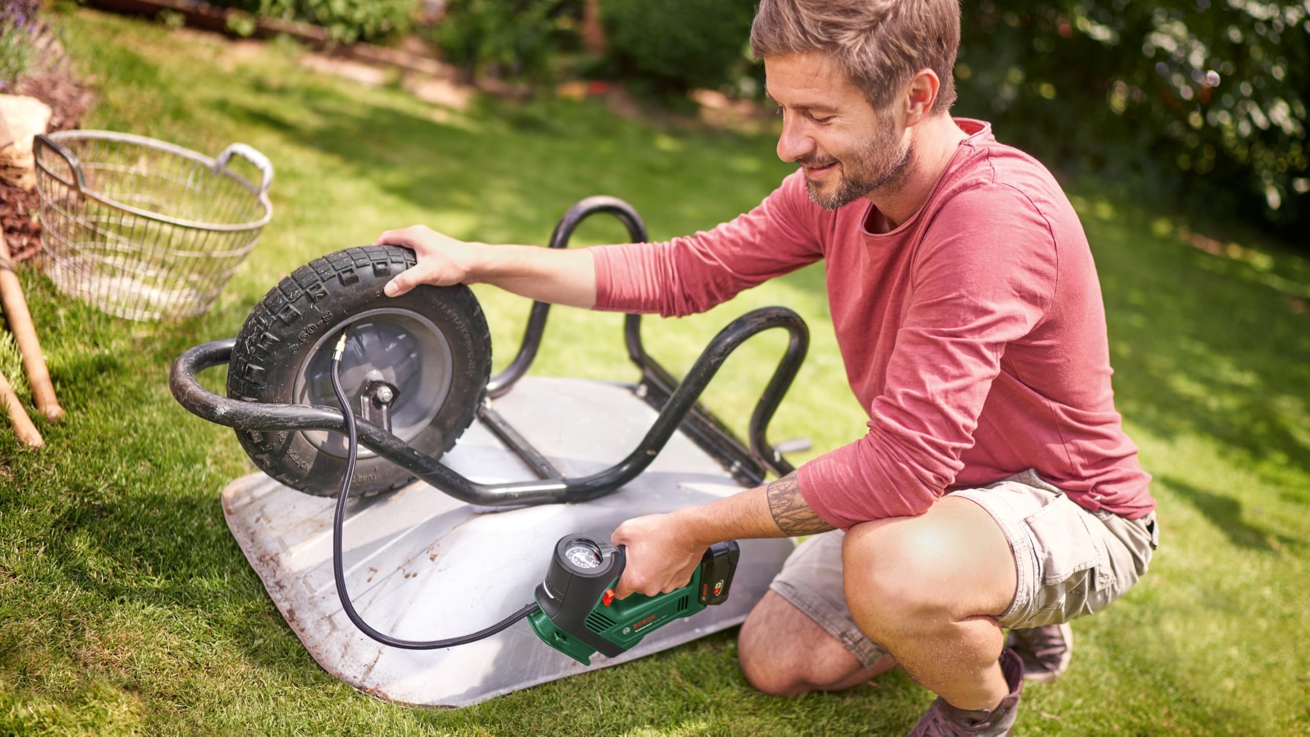 Bosch elektrische Luftpumpe Luftkompressor UniversalPump 18V (ohne Akku, 18 Volt System, für Auto-, Motorrad- und Fahrradreifen, 150 PSI, 10.3 Bar, im Karton) 4