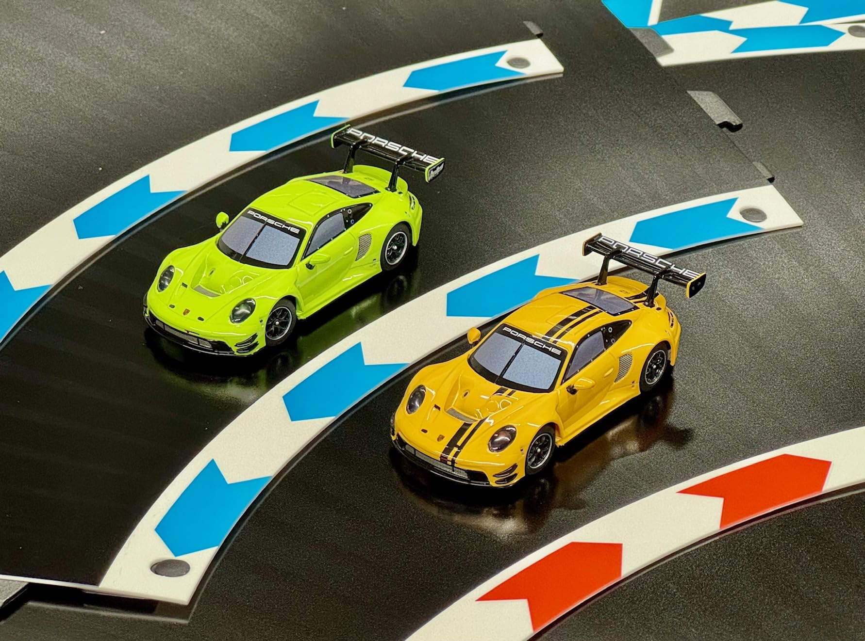 Carrera HYBRID Speedway to Hell I Rennspaß der neuen Generation - Legendäre Rennboliden Porsche 911 GT3 R im Maßstab 1:50 - Hybrid Technologie mit KI-Unterstützung - Steuerung per Smartphone-App 4