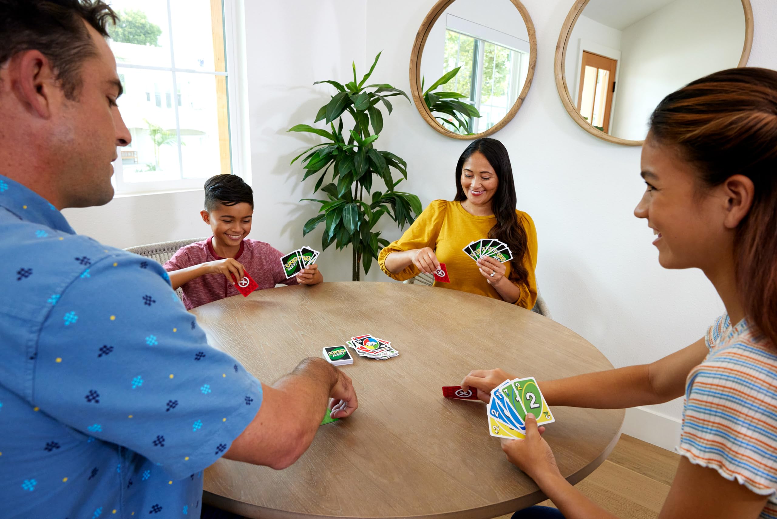 Mattel Games UNO Flex, UNO Kartenspiel für die Familie, mehr Abwechslung durch Powerkarten, Perfekt als Kinderspiel, Reisespiel oder Spiel für Erwachsene, für 2-10 Spieler, ab 7 Jahren, HMY99 2