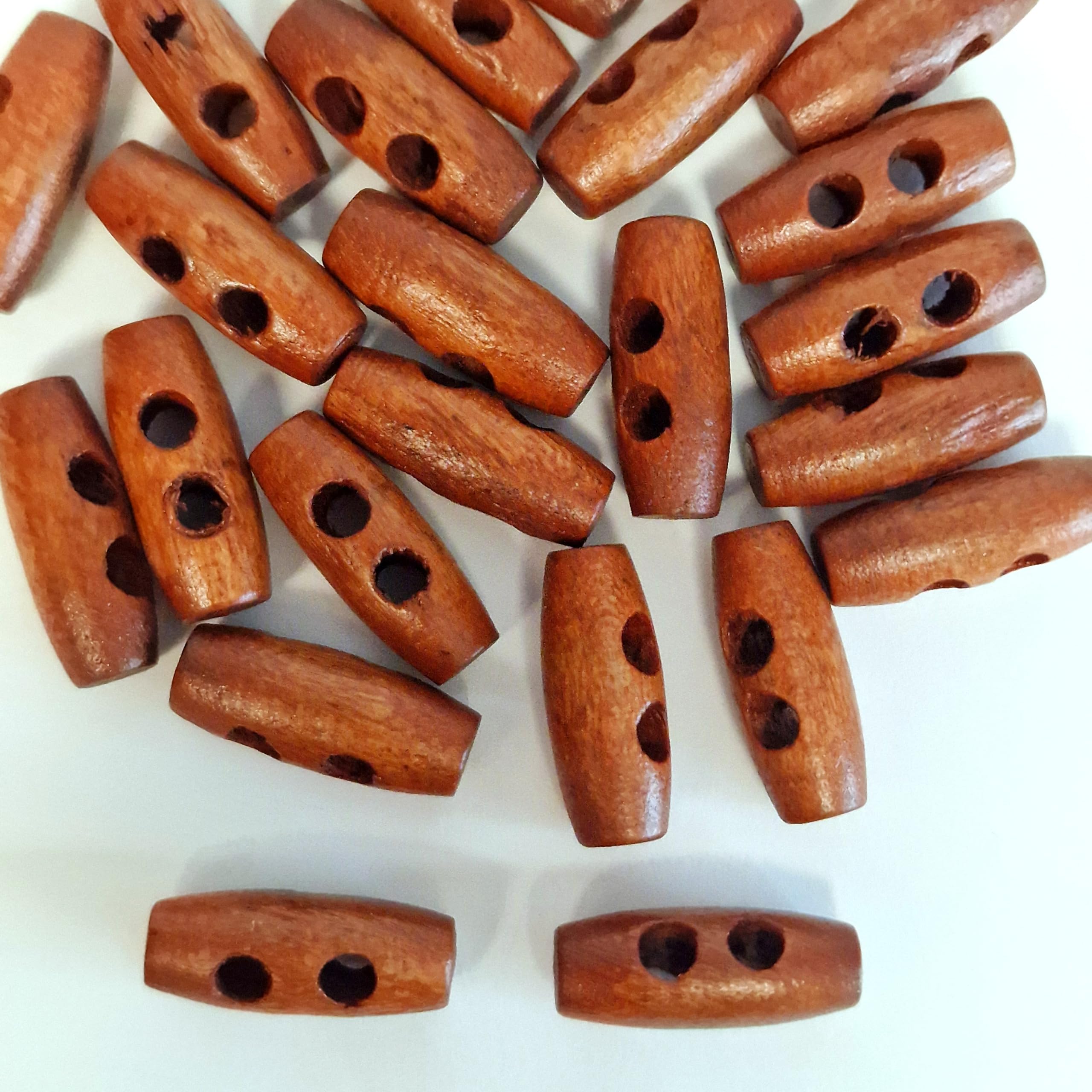 MajorCrafts 40pcs 20mm Small Oval Toggle 2-Holes Wood Sewing Buttons Arts & Crafts Embellishments (Red Brown)