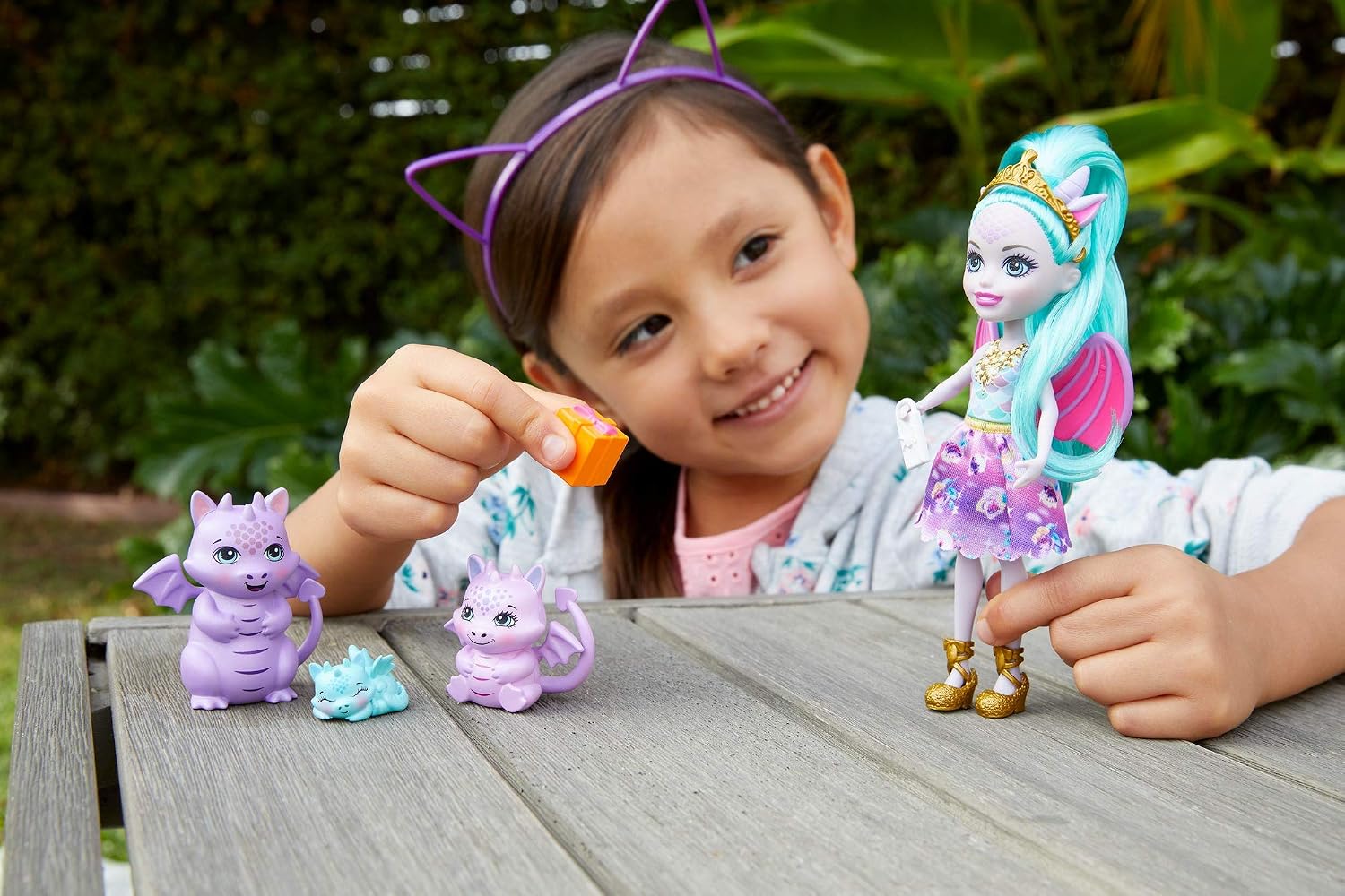 ENCHANTIMALS Royal Guest Doll with Gifts with Dragon Family Toy, Multicoloured, T.Única - Image 3