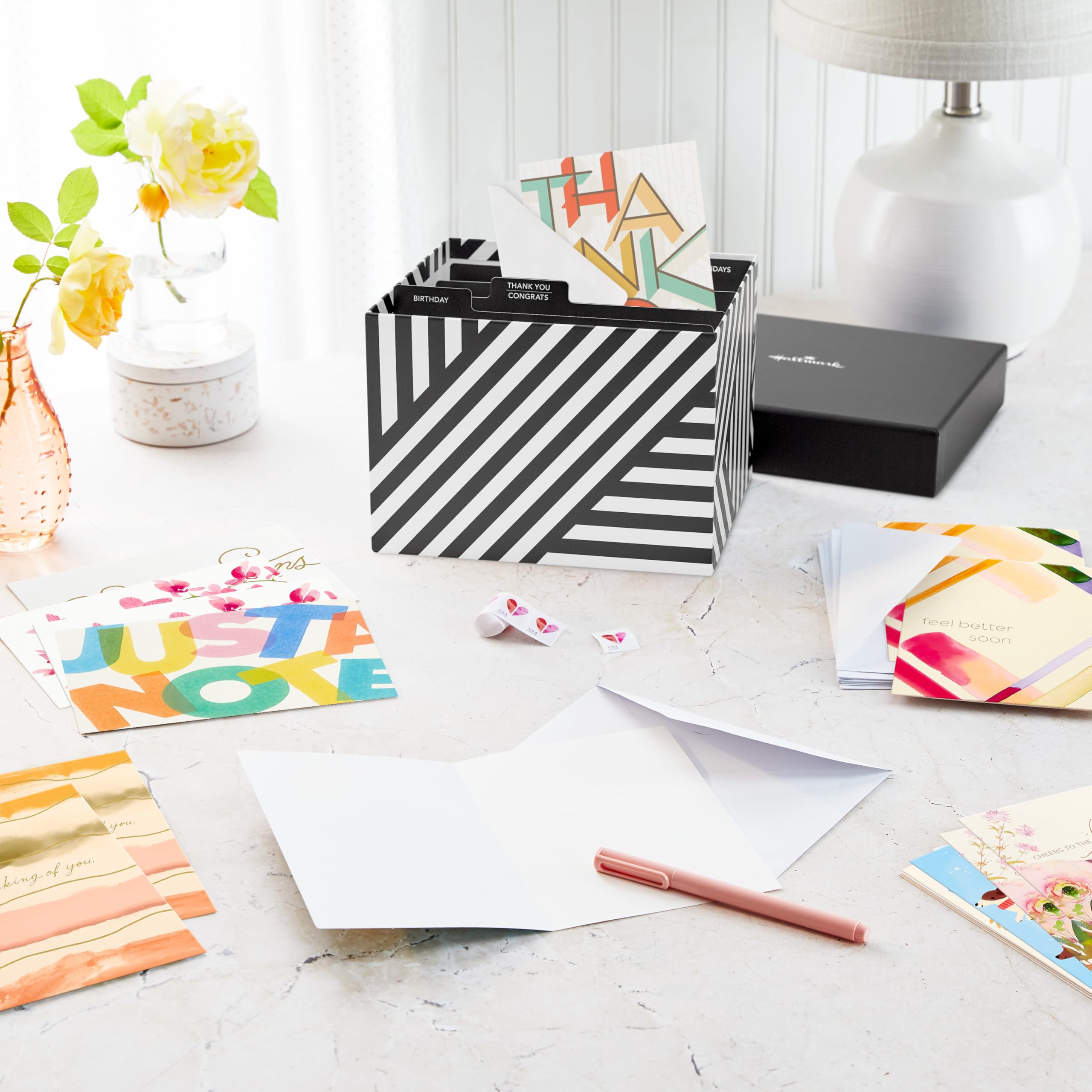 Hallmark Bulk Grußkarten Sortiment mit Organizer (100 Karten mit Umschlägen) Geburtstagskarten, Dankeskarten, Hochzeitskarten, Trauerkarten, Urlaubskarten, Glückwunschkarten 2