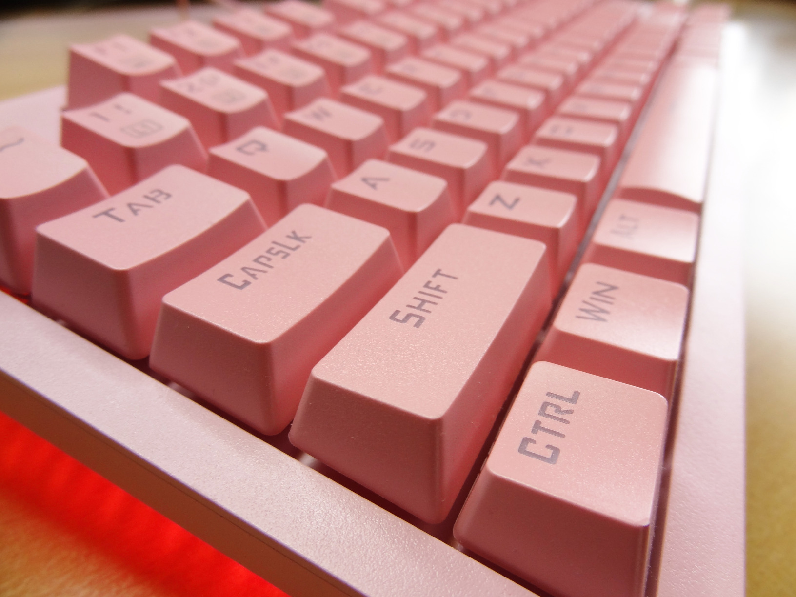 Amazon E元素ゲーミングキーボード ピンクメカニカル式キーボード 青軸単色ledバックライト付き クールなサイドグロー 英語配列87キーコンパクト設計 防水機能 抗干渉アンチゴーストキー Lolゲーム専用キーボード ピンク E元素 パソコン 周辺機器 通販 On