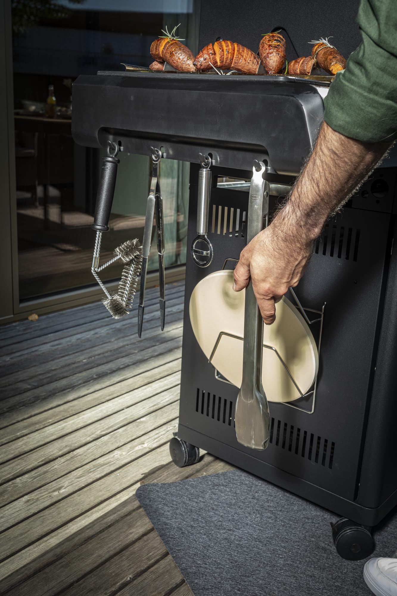 RÖSLE Gasgrill ALLFLAME Prime 4 – 4 Brenner (je 3,5 kW), PRIMEZONE, Vario+ Grillrostsystem, 70x45 cm Grillfläche, Gusseisenroste, Alu-Druckguss, Deckel mit Glaseinsatz, beleuchtete Drehknöpfe, schwarz 2