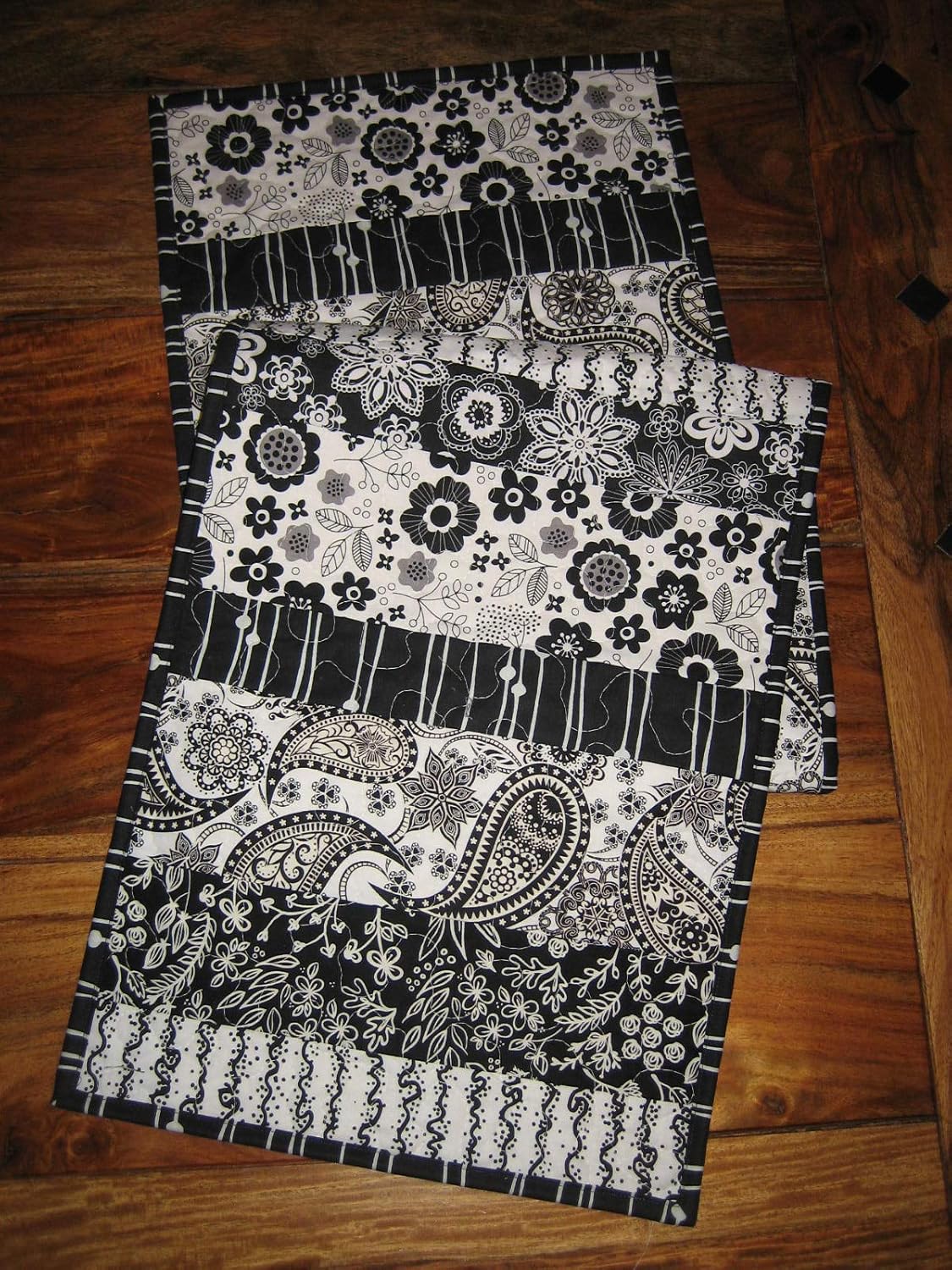 Amazon Com Black And White Modern Quilted Table Runner For Dining