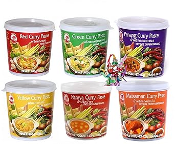 COCK 6 verschiedene Curry Paste je 1x400g [Rote, Gelbe, Grüne, Panang, Matsaman, Namya] + ein kleines Glückspüppchen - Holzpü