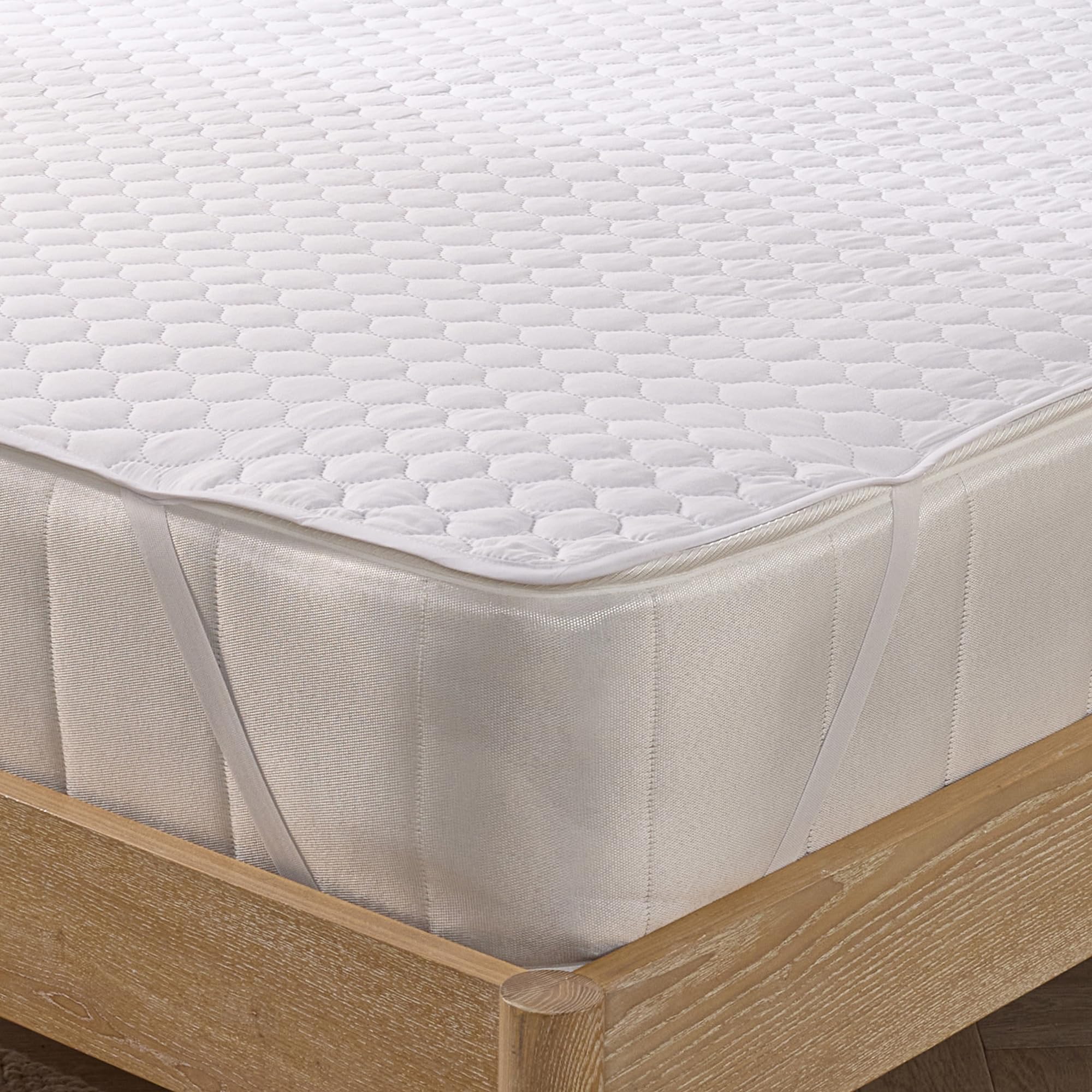 Slumberdown Anti Allergy Mattress Protector Double Bed - Allergy UK Approved for Allergy & Asthma Sufferers, Anti Bacterial, Soft Touch Quilted Cover - 30cm Elasticated Straps, Washable (135 x 190cm)