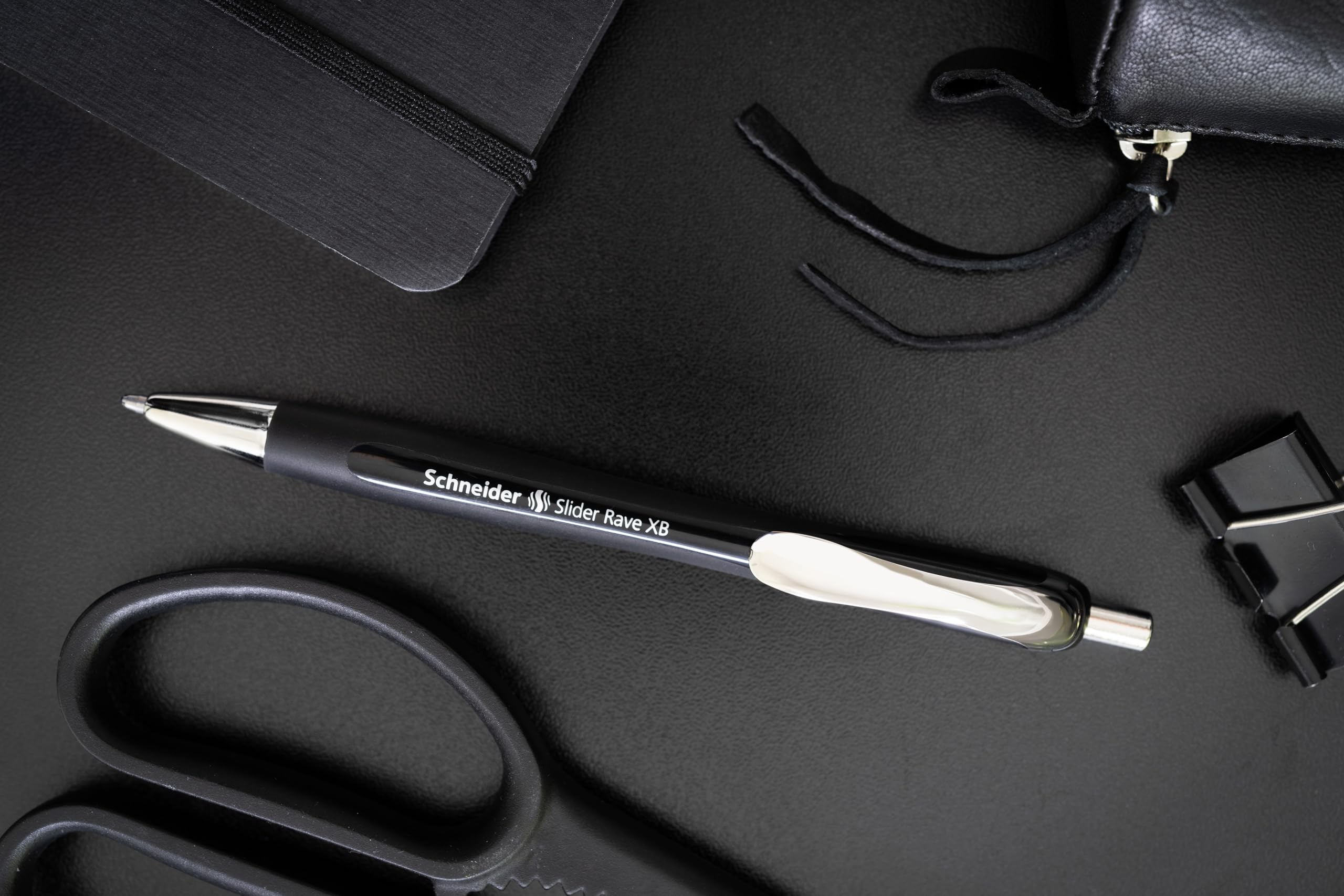 Schneider 132584 Slider Rave XB Kugelschreiber (Limitierte Sonderedition, 3x schwarz, 1x weiß, Made in Germany) 4 Stück, Schreibfarbe: blau 3