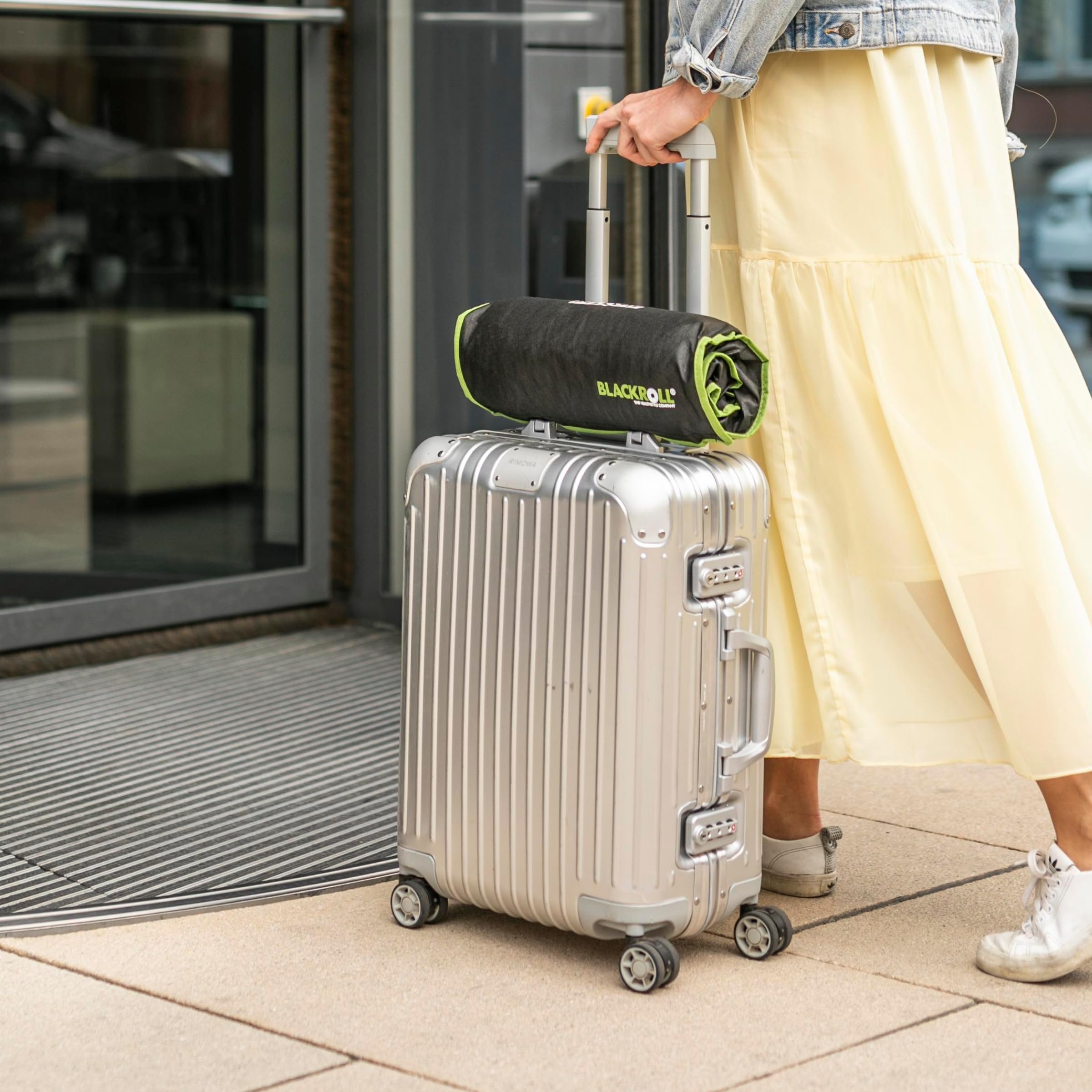 BLACKROLL® Recovery Pillow (50 x 30 cm), Kopfkissen für erholsamen Schlaf, ergonomisches Kissen mit Travel Bag für Reisen, Nackenkissen aus Viscose Memory Schaum, Made in Germany