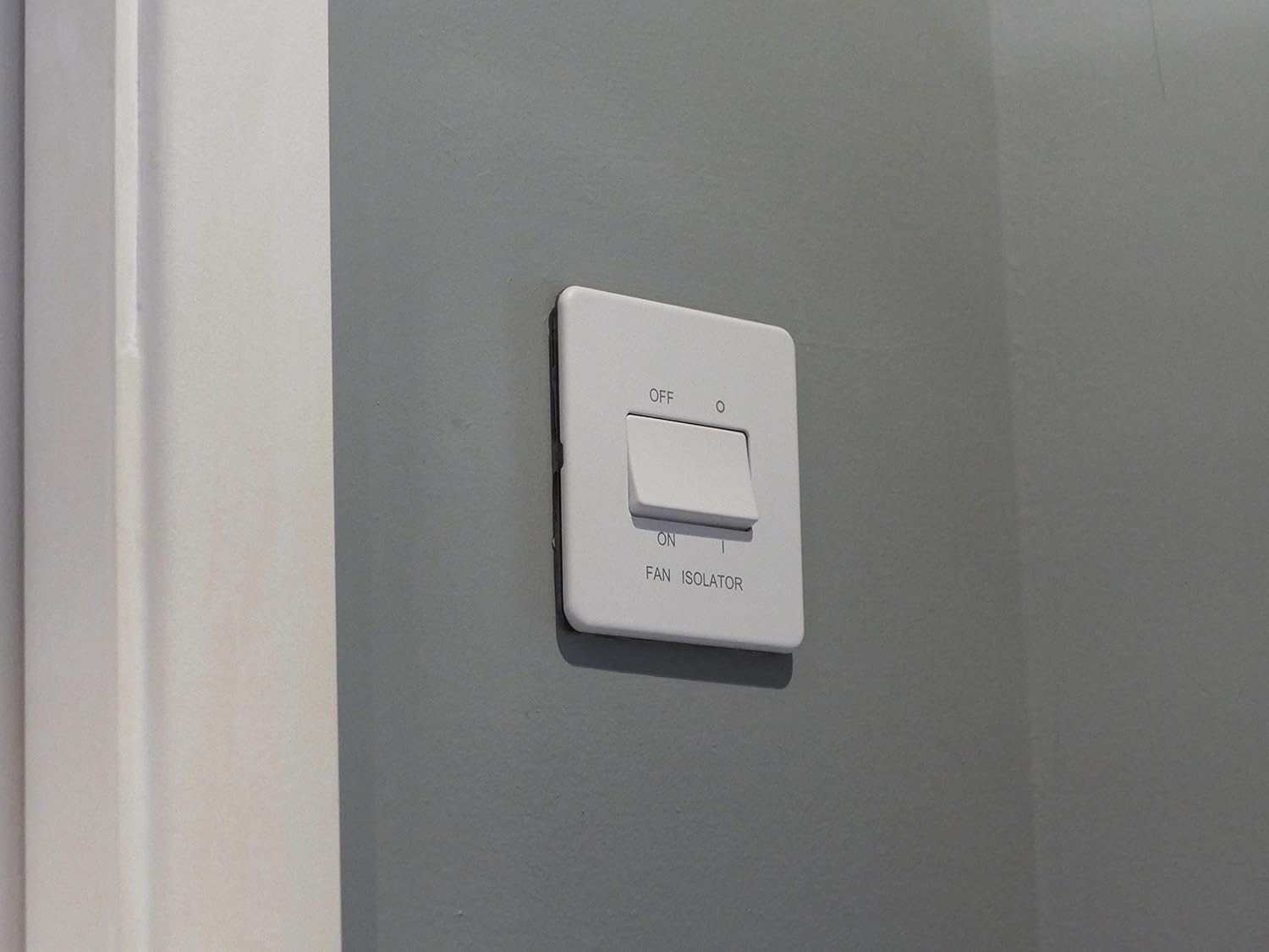 Knightsbridge SF1100MW Screw Less 10A 3 Pole Fan Isolator Switch, White - Image 4