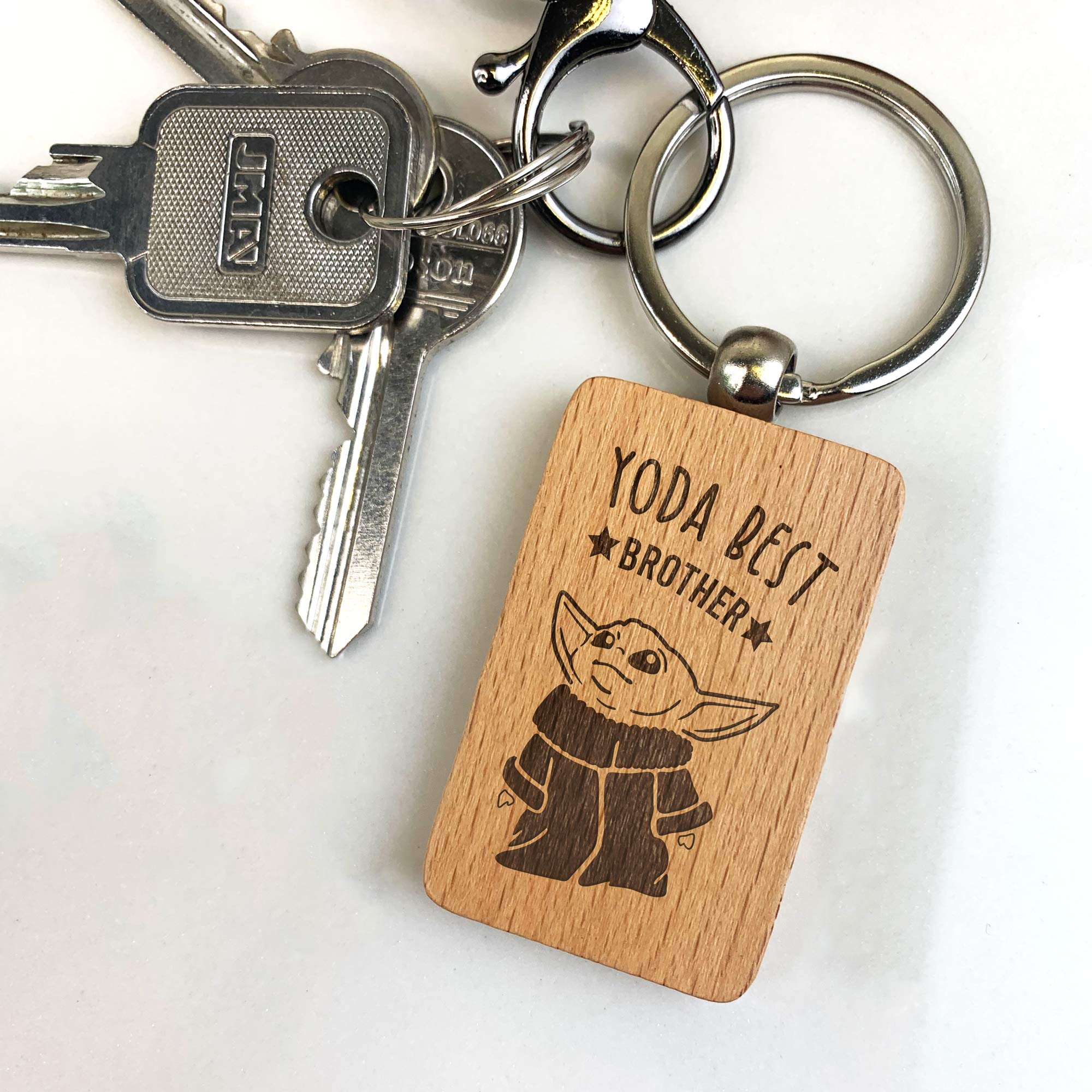 eBuyGB Personalised Wooden Rectangle Keyring, Star Wars Themed Engraved Baby Yoda Keychain, Funny Gifts from Sister, Brother (Yoda Best Brother)