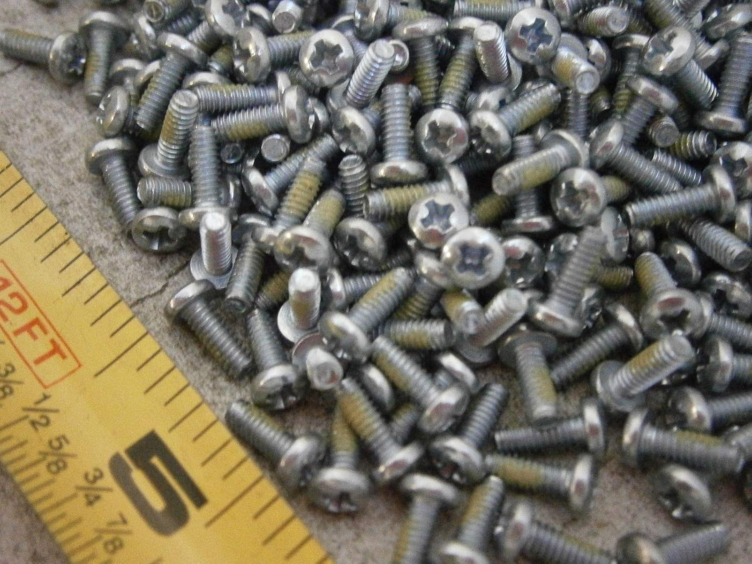 The Hillman Group 3275 832 x 5/16Inch Stainless Socket Head Set Screw