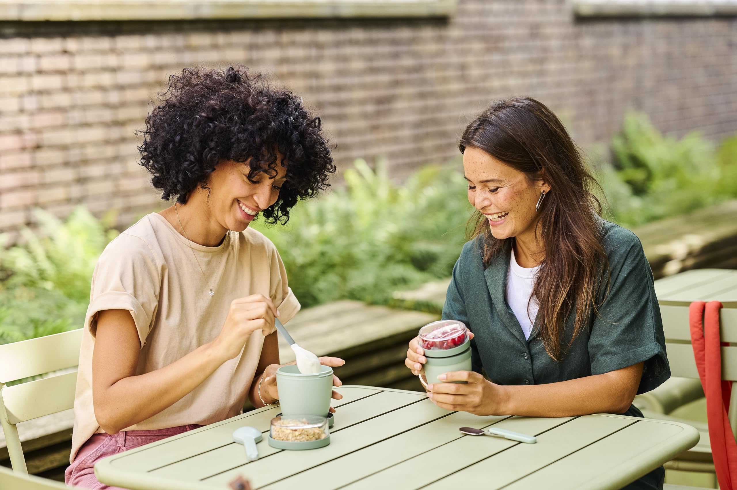 Mepal Müslibecher to go, praktischer Joghurtbecher to go - Unterteilung für Joghurt & Müsli - Geeignet für Gefrierschrank, Mikrowelle & Spülmaschine - 500 ml + 200 ml - Nordic Sage 6