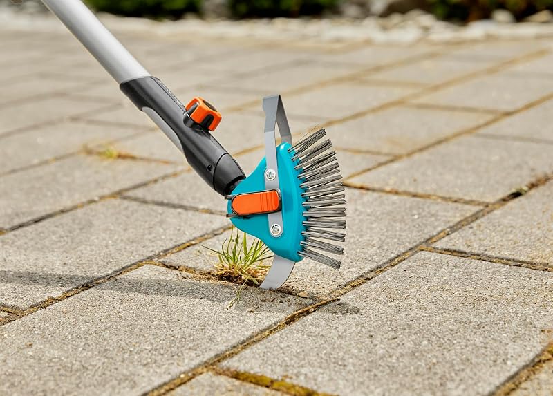 Limpiador juntas 3 en 1 combisystem Gardena: herramienta multifuncional jardín contra malas hierbas y musgo juntas estrechas y anchas, cerdas metal, hoja acero inox. Apto todos mangos cs (03608-20)