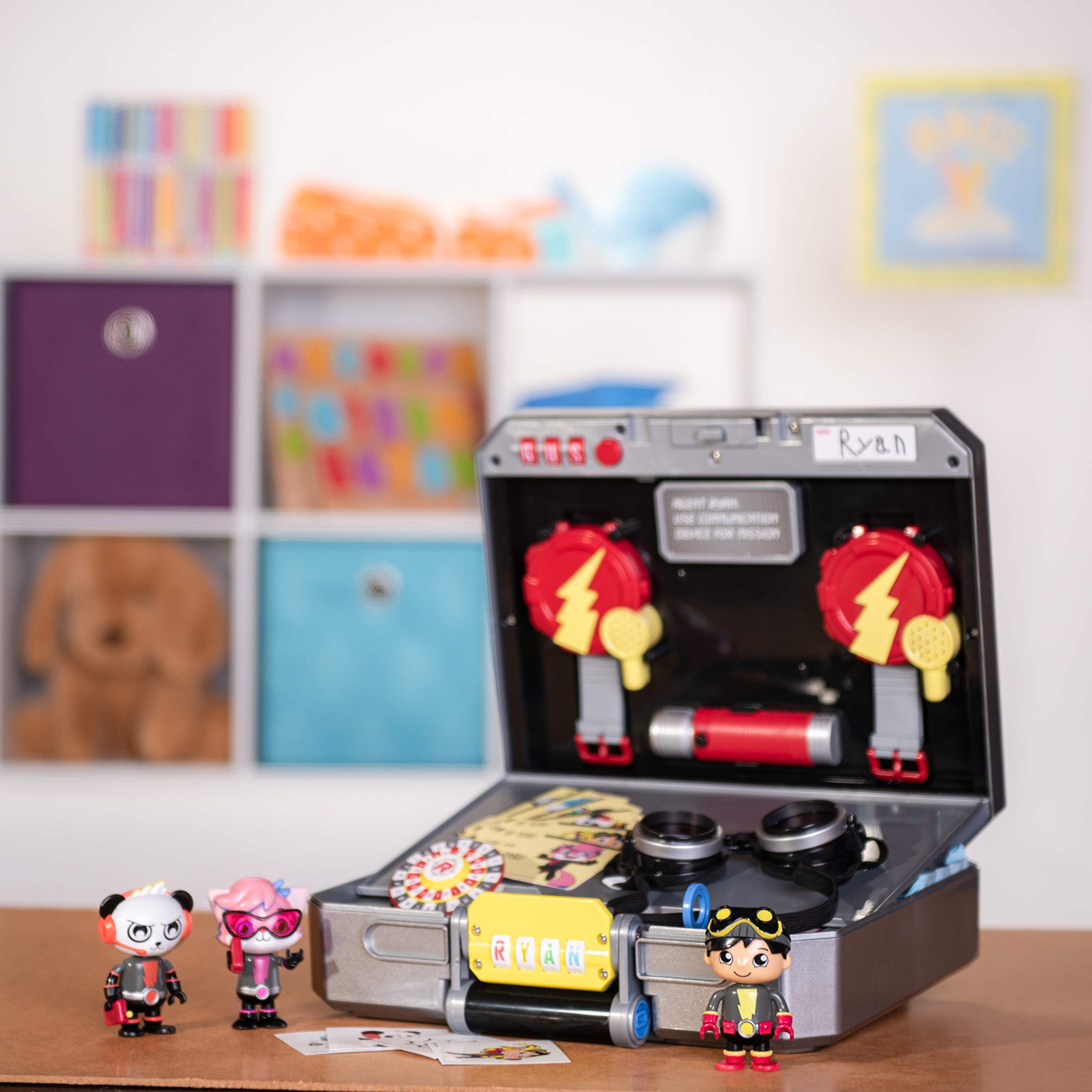 RYAN'S WORLD Secret Agent Mystery Mission Case, 3 Exclusive Spy Figures, 2 Wrist Communicators, Flashlight, Goggles, Code Breaker Spinner, Stickers, Accessories, UNbox
