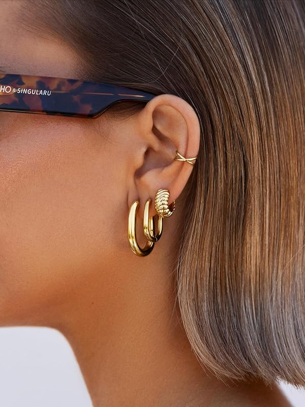 - Brincos de samba. Aço com acabamento de banho em ouro 18Kt. Estilo minimalista de aro com fechamento Congo/Click. Joalharia Feminina