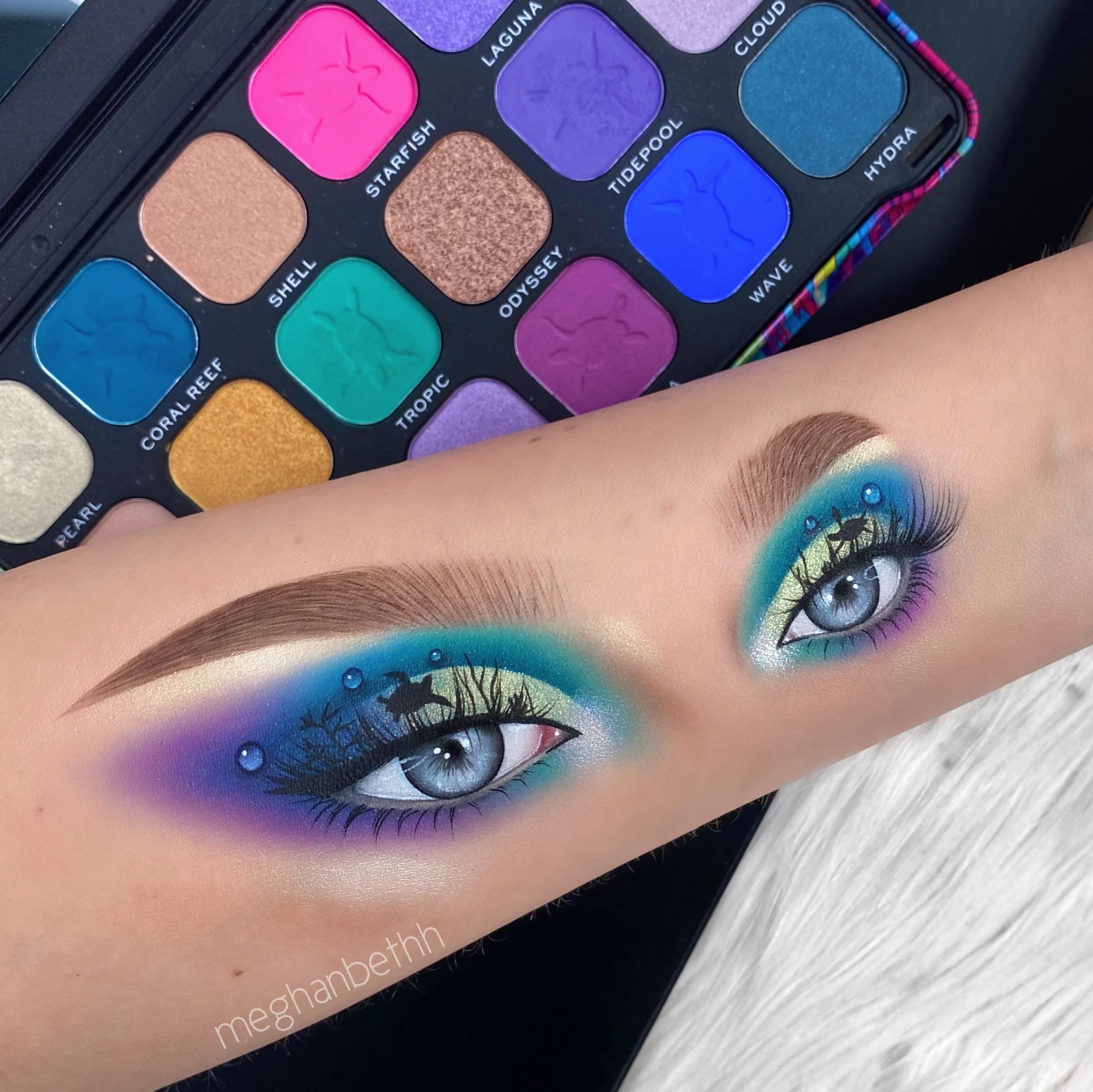 Makeup Revolution Forever Flawless Unconditional Love, Eyeshadow Palette, Create Long-Lasting Eye Makeup Looks, Vegan & Cruelty-Free, 20g