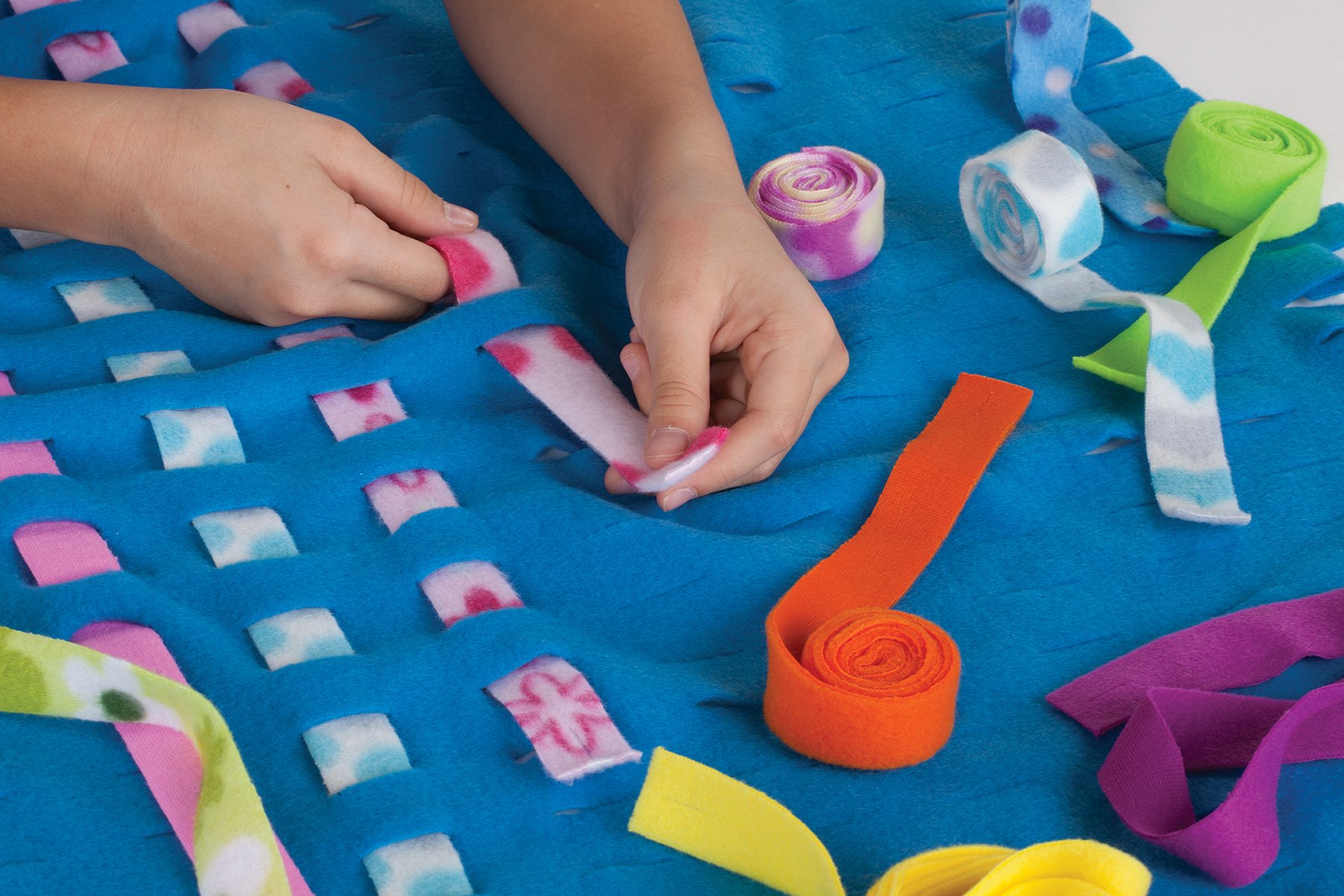 Creativity for Kids Deluxe Easy Weave Fleece Blanket Making Kit Makes