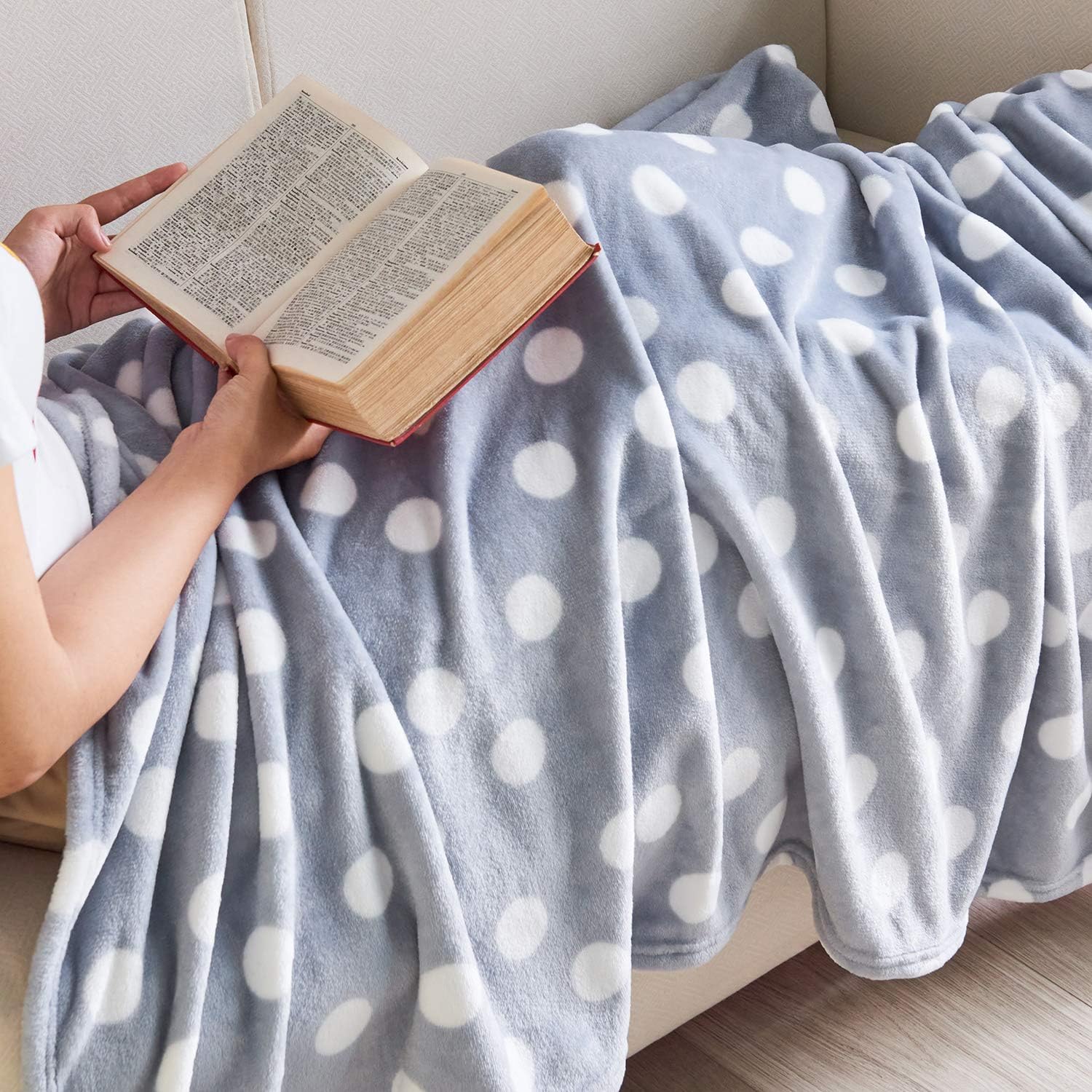 DAKANG Plush Throw Blanket, Fleece Throw for Couch 50" x 60" - Soft Microfiber Cozy Lightweight Printed All Season Bed Throw Blanket, Polka Dot Grey: Home & Kitchen