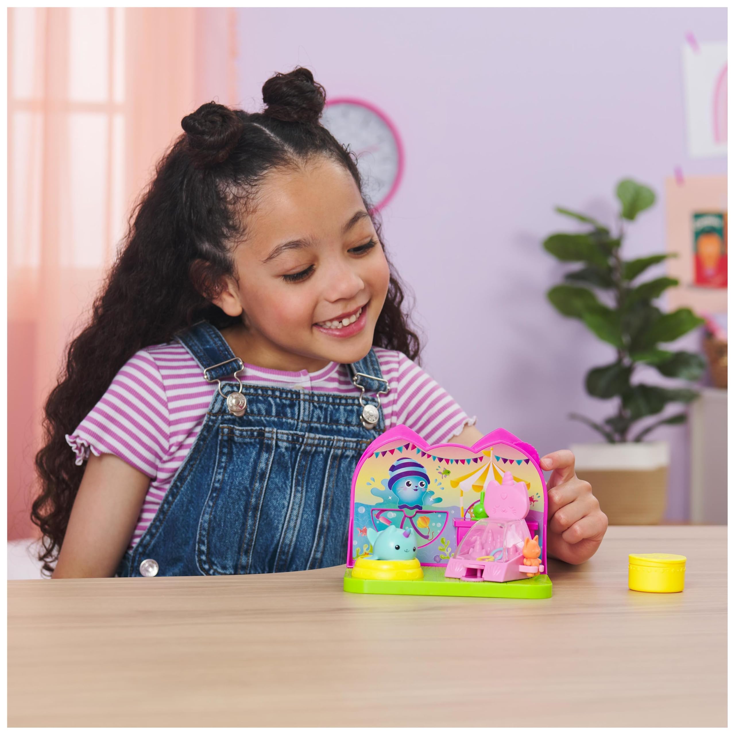 DREAMWORKS GABBY'S DOLLHOUSE - Deluxe Room Spielset,Fest-Raum mit Kätzchen Narwal (engl. Kitty Narwhale), Möbelstücken und thematischem Zubehör, ab 3 Jahren 9