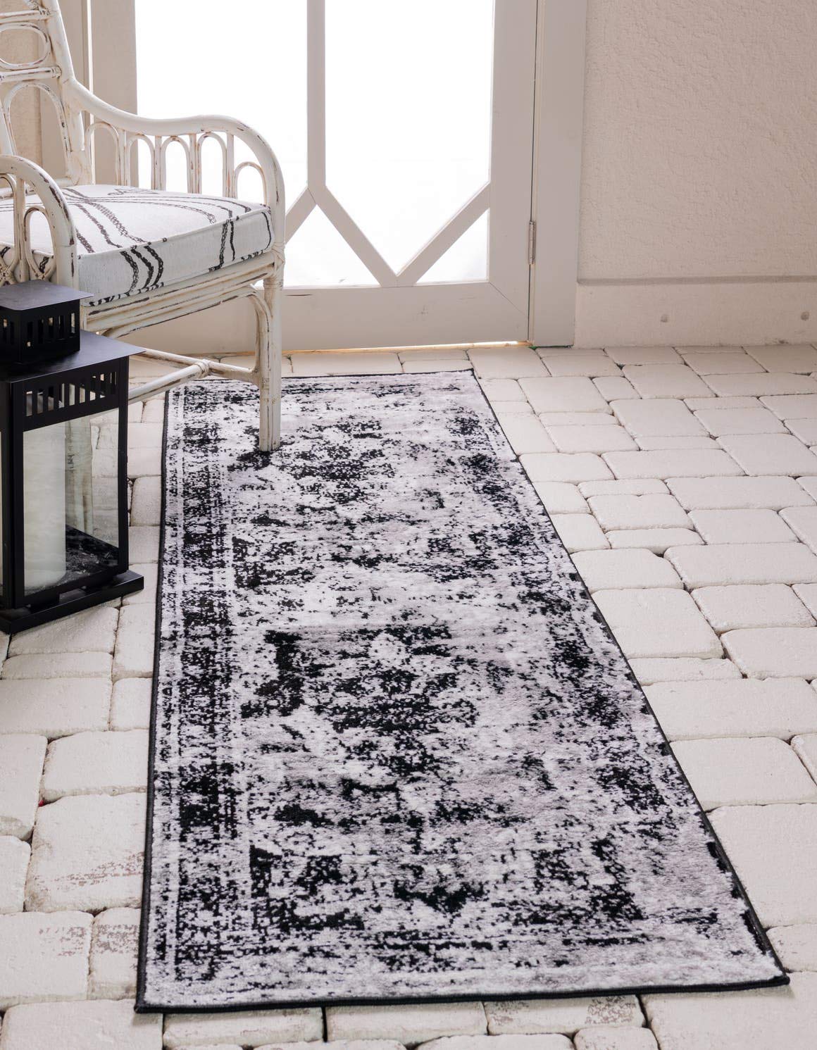 Unique Loom Sofia Collection Area Rug – Salle Garnier (2′ x 6′ 9″ Runner, Black/ Ivory)