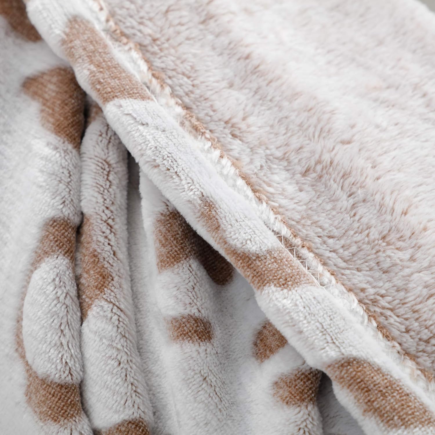 SOCHOW Uragiri Flannel Fleece Throw Blanket, Lightweight Super Soft Cozy Plush Bed Blanket, 50 × 60 Inches, Brown Leopard: Home & Kitchen
