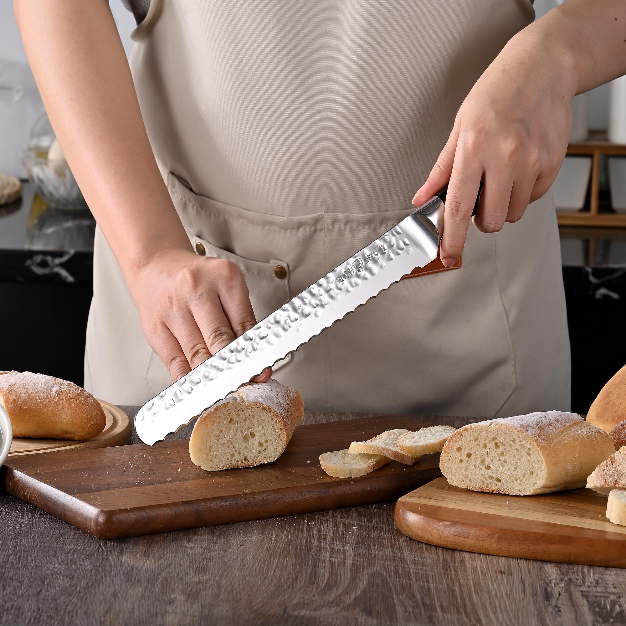 Kitory Profi Brotmesser 25,5 cm mit Wellenschliff aus hochwertigem rostfreiem Edelstahl, Extra Scharfe Klinge, Ergonomischer Griff, Gehämmertes Klingendesign 3