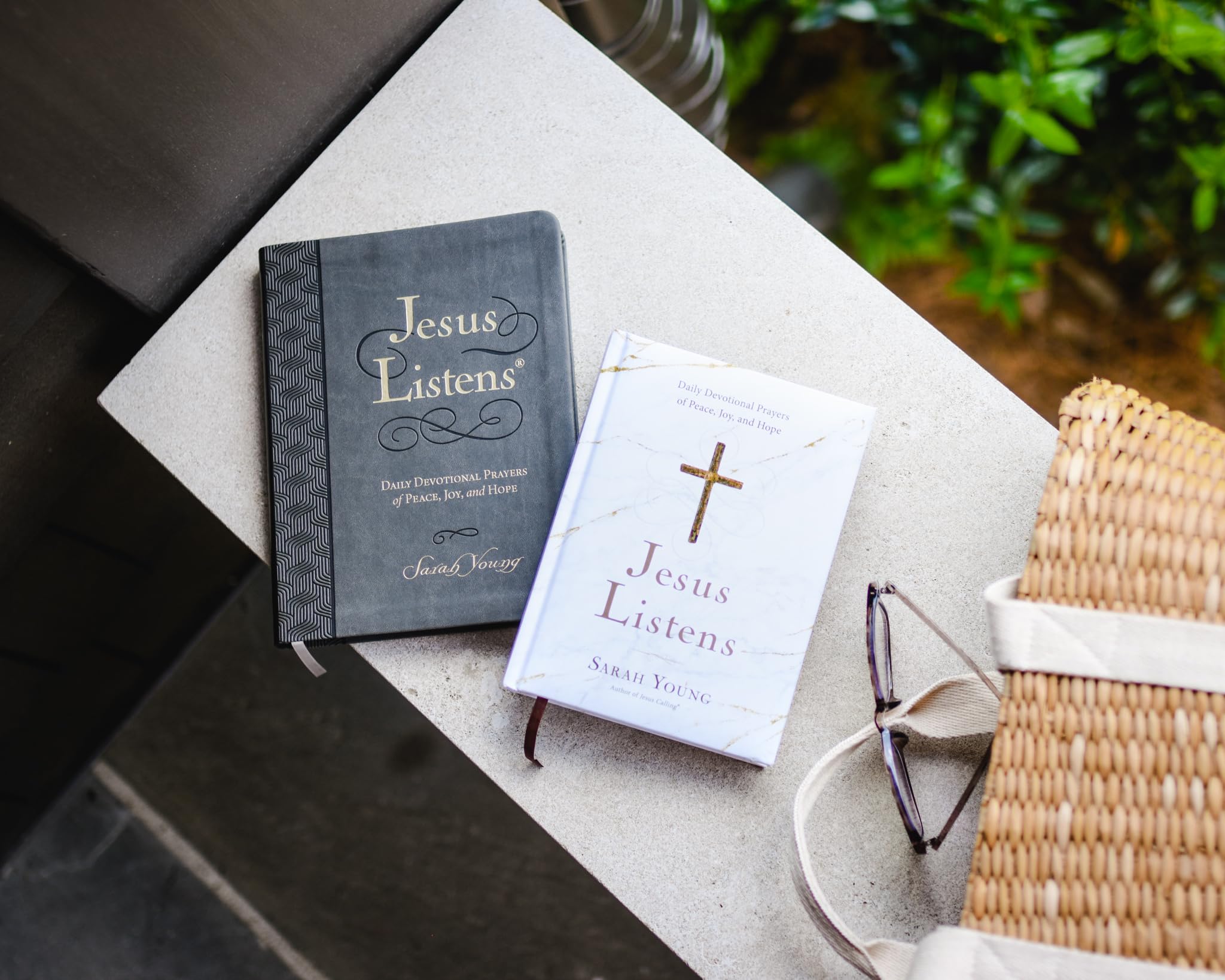 Jesus Listens: Daily Devotional Prayers of Peace, Joy, and Hope (A 365-Day Prayer Book) – The Perfect Christian Christmas Gift