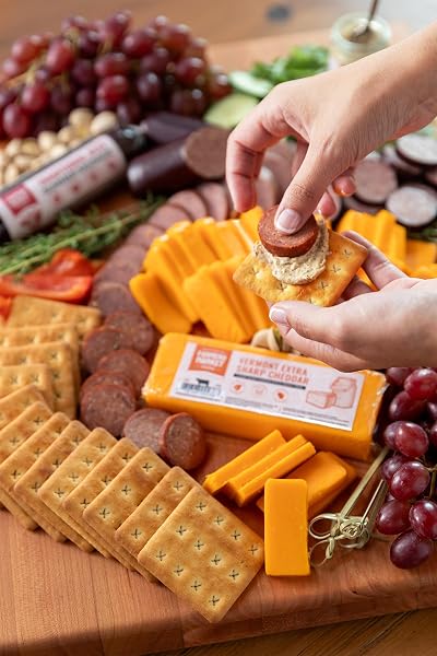 FARMERS MARKET CHEESE GIFT BASKET ASSORTMENT – WISCONSIN CHEESE GIFT SET WITH CRACKERS & HOLIDAY CARD, KETO FRIENDLY, LOW SODIUM, ZERO SUGAR SNACK BOX, GOURMET CHEDDAR & PEPPER JACK GIFT FOR HOLIDAYS