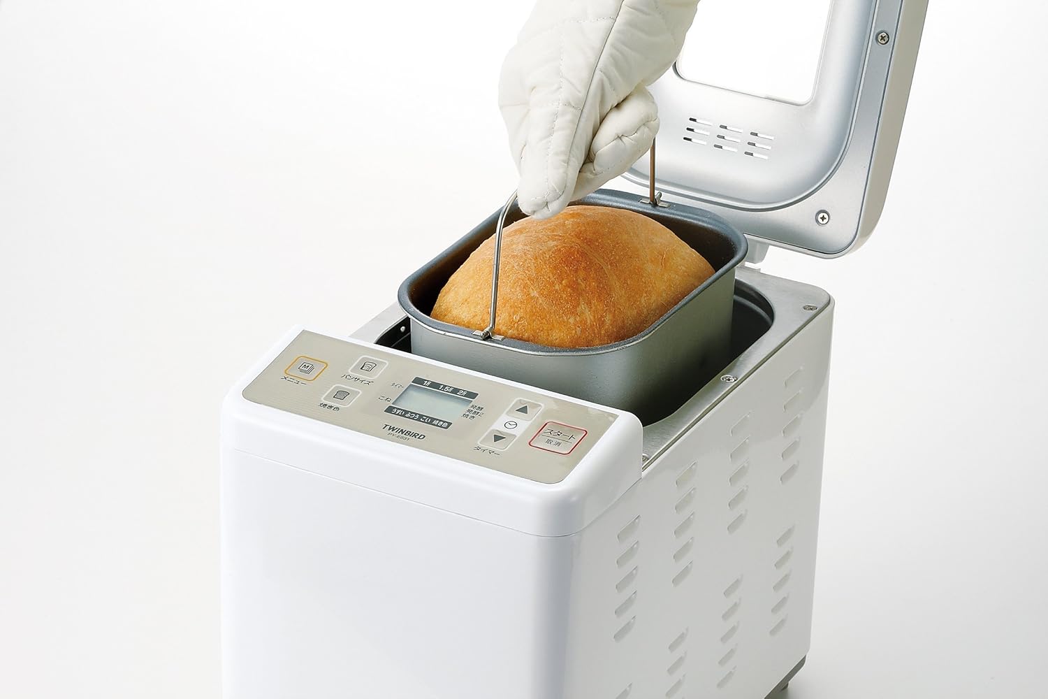 ホームベーカリーからパンを持ち上げる様子