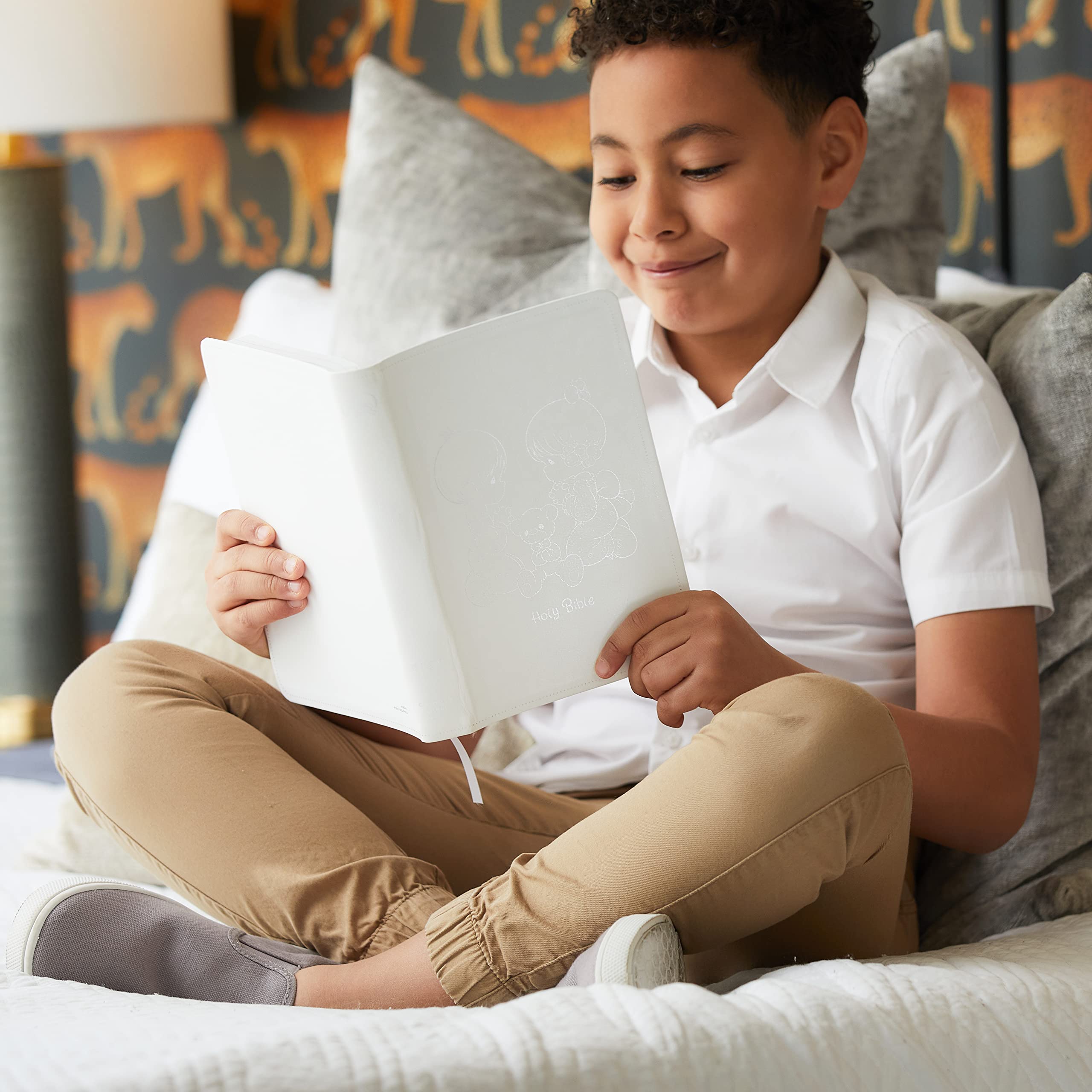 NRSVCE, Precious Moments Bible, White, Leathersoft, Comfort Print: Holy Bible NRSVCE, Precious Moments Bible, White, Leathersoft, Comfort Print: Holy Bible Imitation Leather Kindle