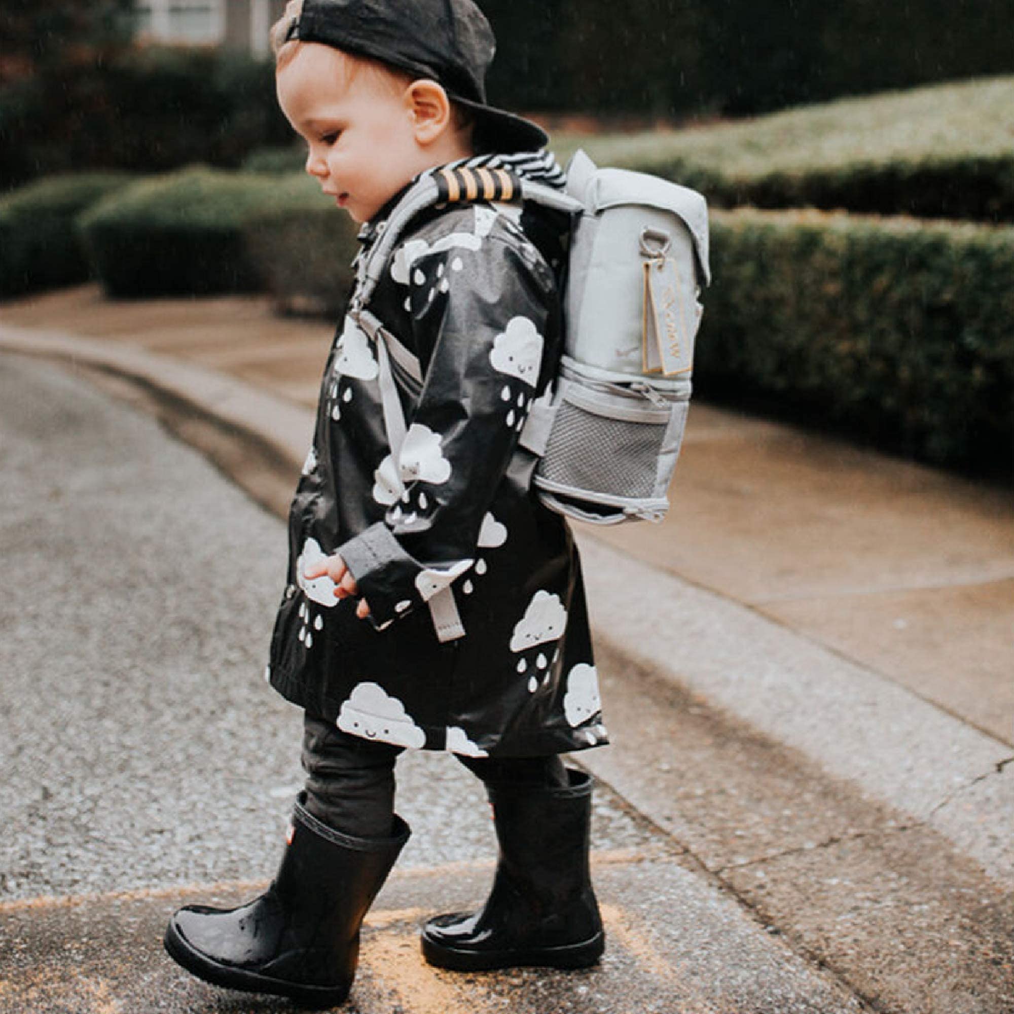 Stokke JetKids BackPack, Green Aurora - Expandable Design for Kids 2-7 Years Old - Easy-to-Clean, Water Repellent Fabric - Includes Pull-Out Seat Pad, Name Tag & Detachable Captain Stripes