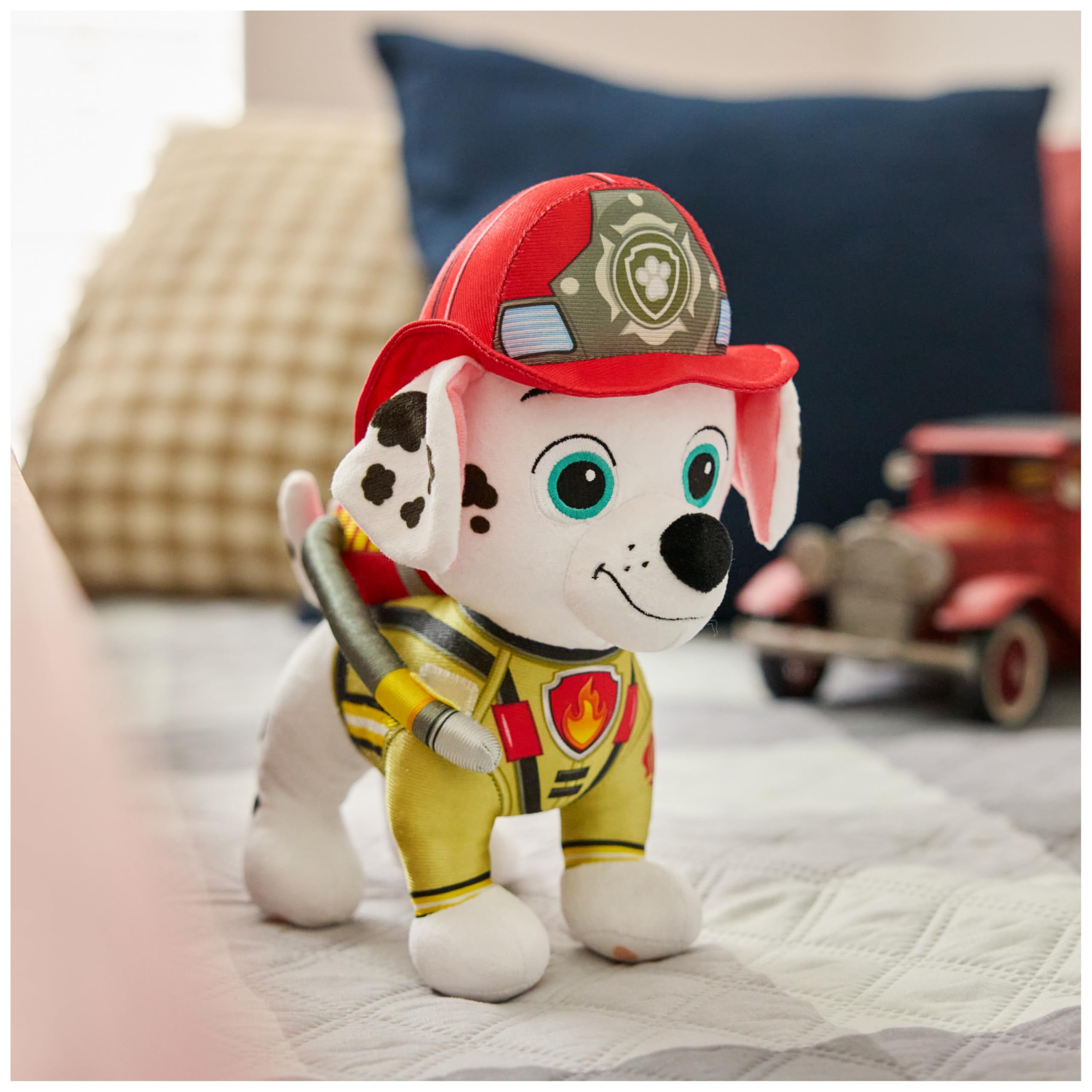 PAW PATROL Fire Rescue - Marshall Deluxe Plüschtier, 25 cm groß, in Feuerwehruniform und mit Löschrucksack, Spielzeug für Kinder ab 3 Jahren 2