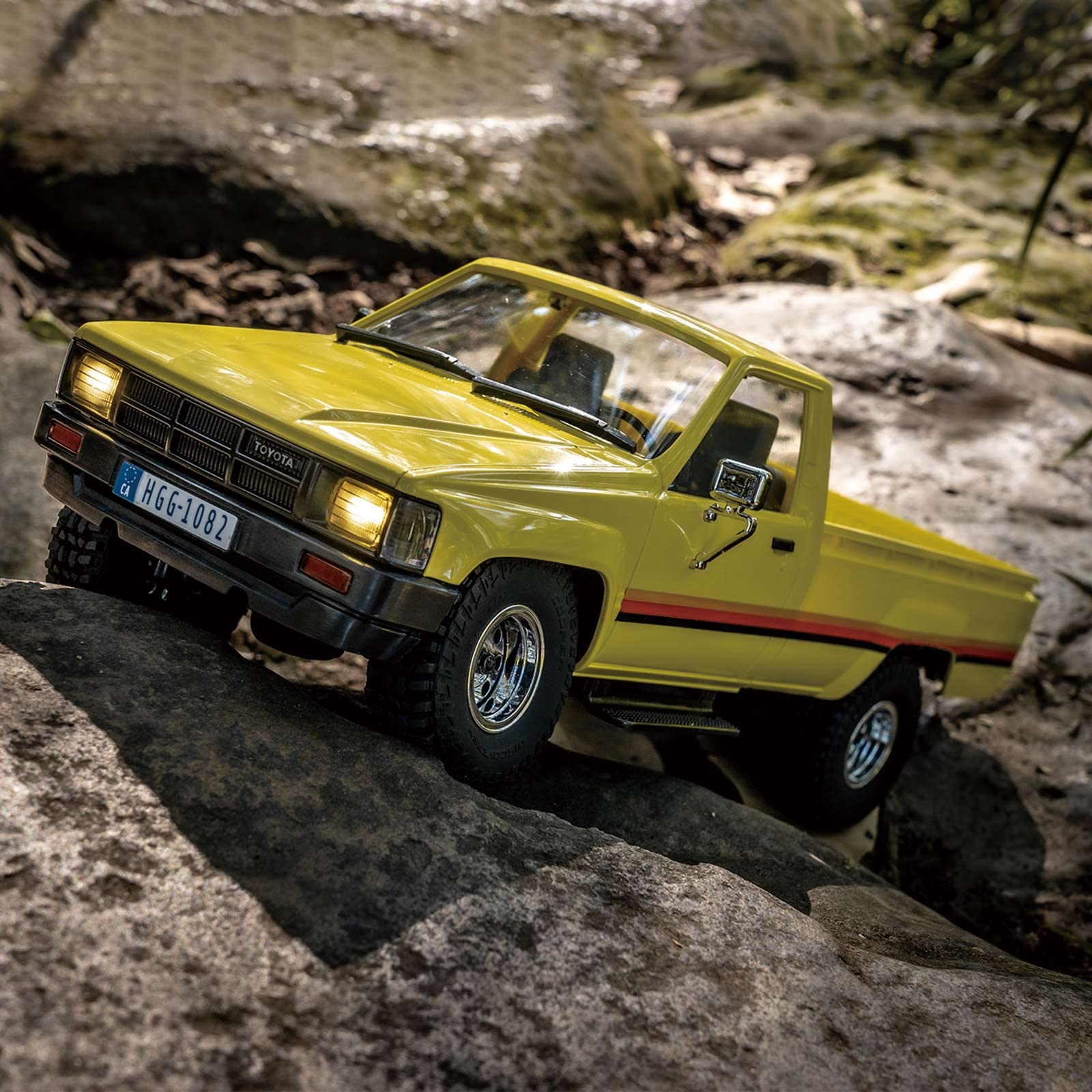 WOWRC FMS 1/18 RC Crawler Hliux 4WD Brushed RTR RC Car Official Licensed Model Car 4WD Hobby RC Crawler RC Car Remote Control Car with LED Lights Vehicle 3-Ch 2.4GHz Transmitter for Adults (HILUX)