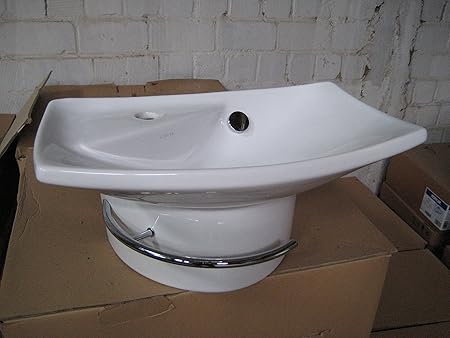 Kohler – Waschbecken aus der Hand mit der Reihe von Handtüchern und