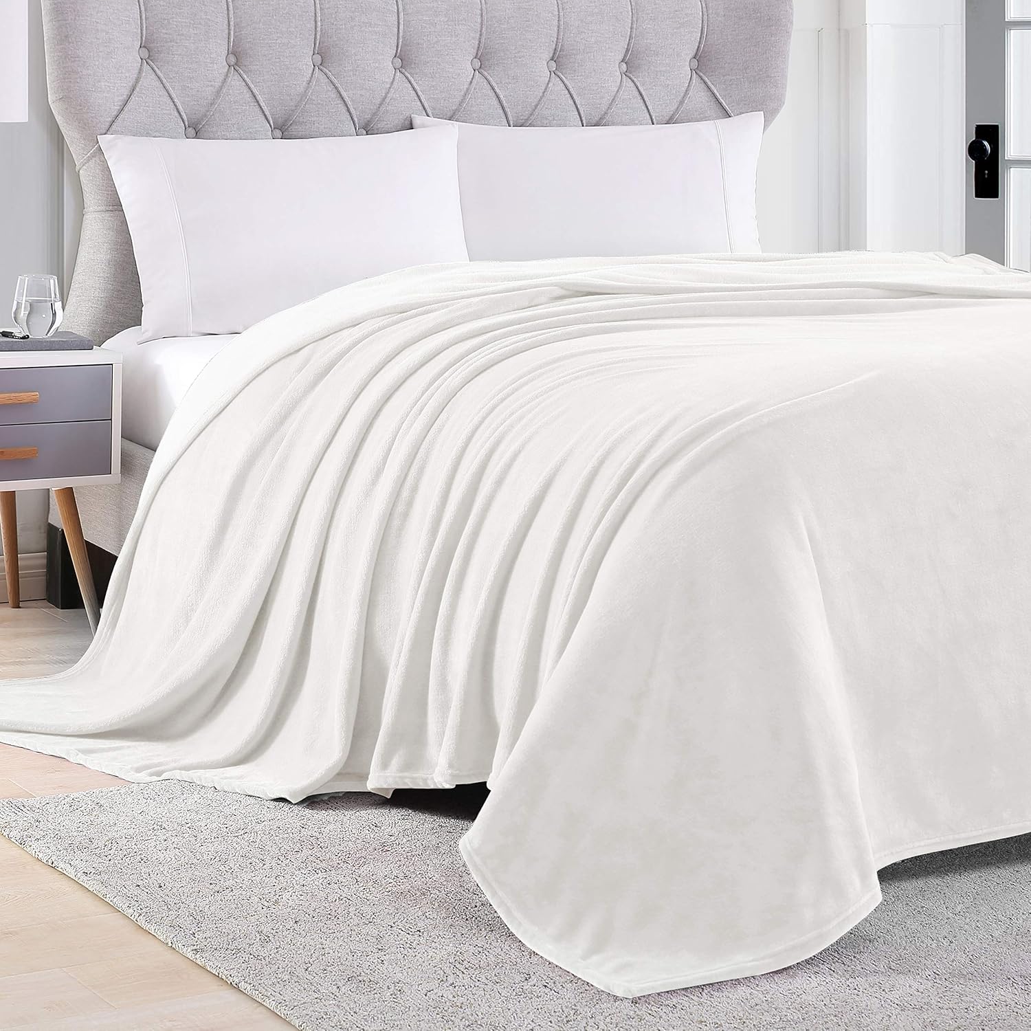 EXQ Home Fleece Blanket Queen Size White Throw Blanket for Bed or Couch - Microfiber Fuzzy Flannel Blanket for Adults or Kids: Home & Kitchen