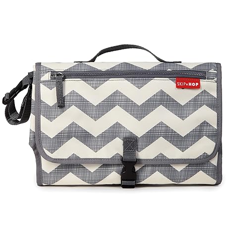 Skip Hop Pronto Mini Wickeltasche, Wickelstation für unterwegs, chevron cremefarben-grau