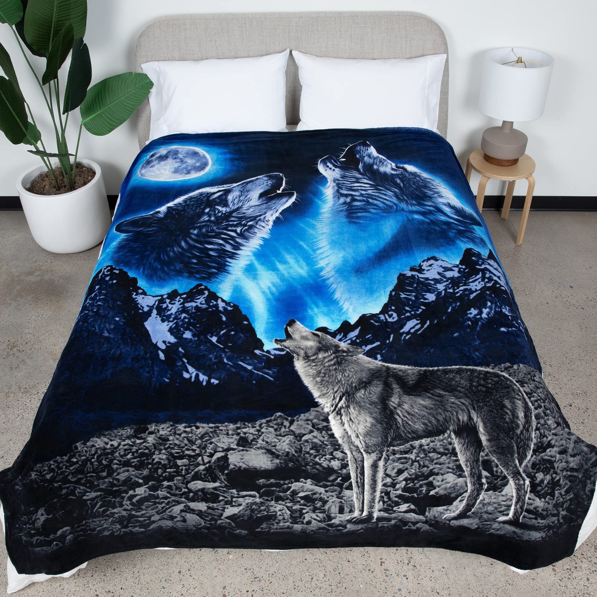Dawhud Direct Howling Wolf Fleece Blanket for Bed, 75 x 90 inches Queen Size Wolf Fleece Throw Blanket for Men, Women and Kids - Super Soft Plush Throw
