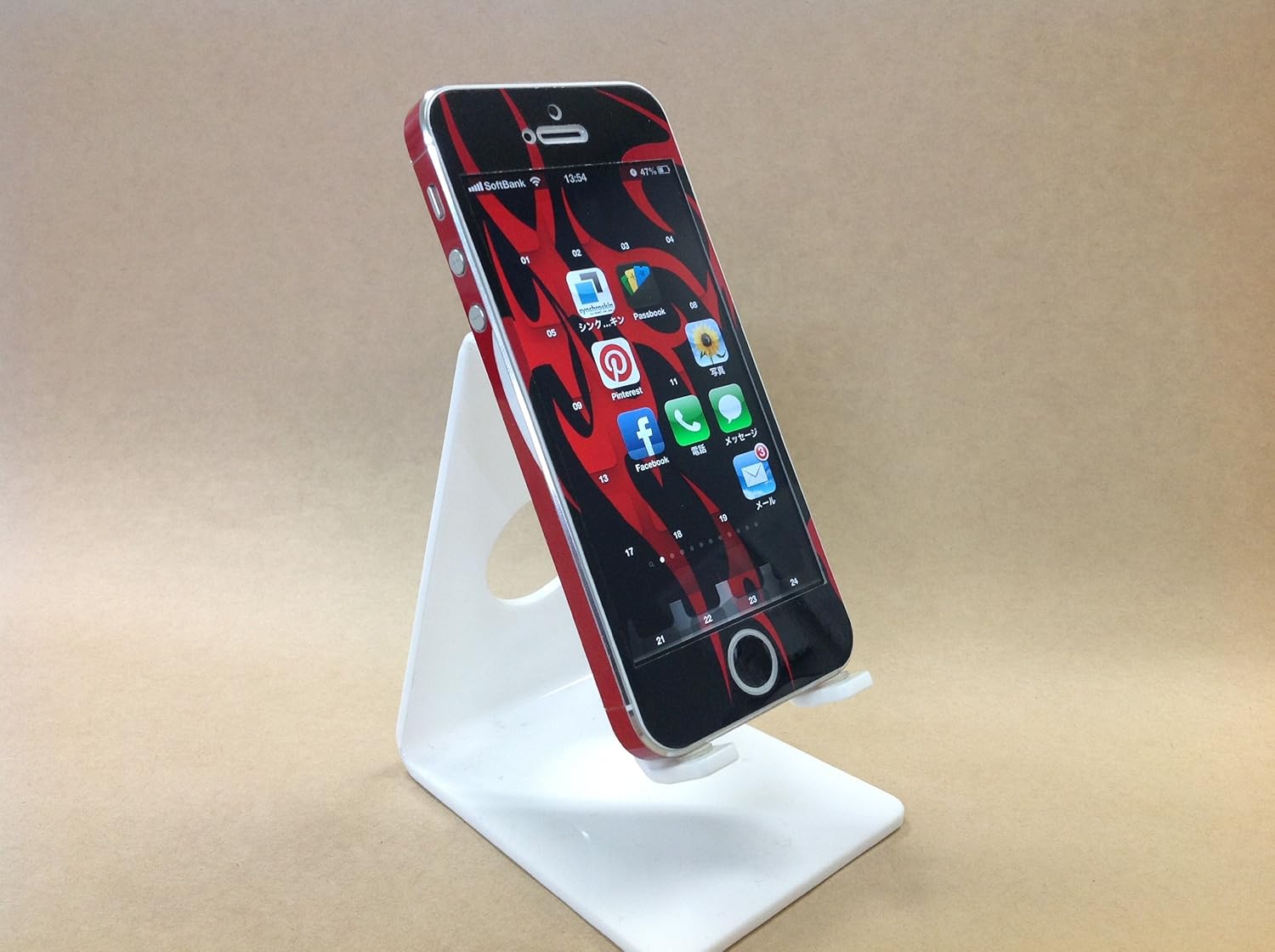 Amazon 壁紙とアイコンまでつながるiphone5用スキンシール シンクロスキン トライバル ブラック レッド スキンシール 通販