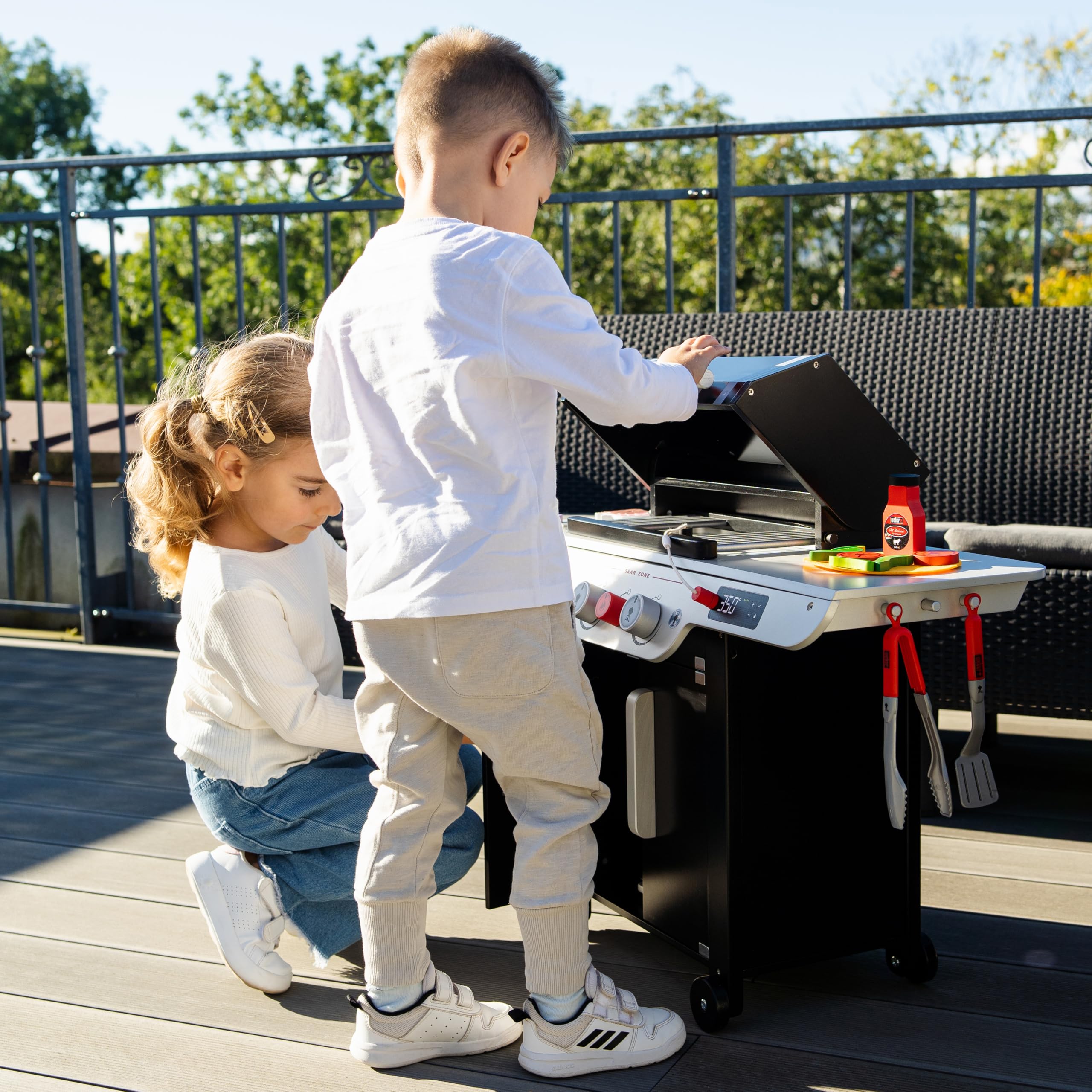 Theo Klein 9445 Weber Grill Genesis aus Holz inklusive Einsätze für Steak, Pizza oder Gemüse Mit Food-Attrappen und Grillbesteck Spielzeug für Kinder ab 3 Jahren 2